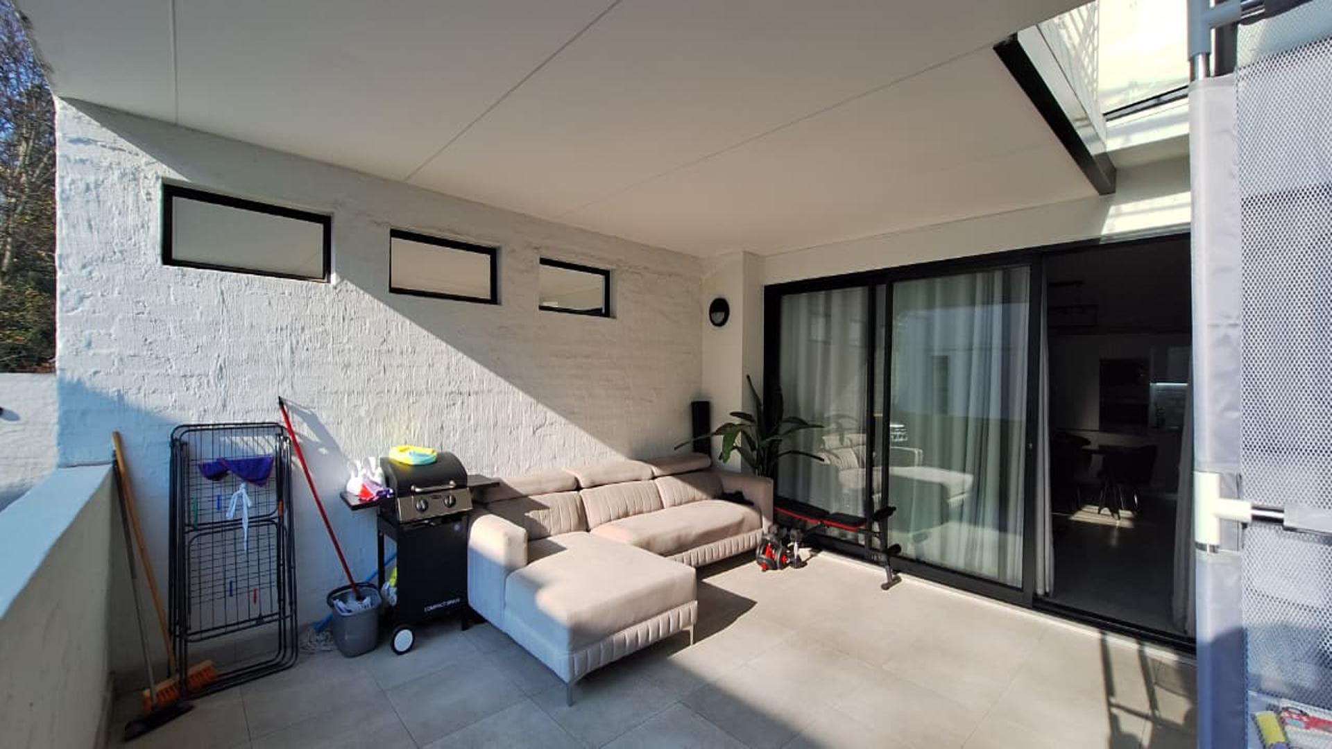 Balcony - 43 square meters of property in Craighall