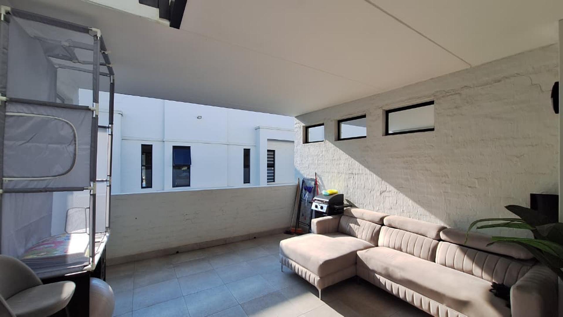 Balcony - 43 square meters of property in Craighall