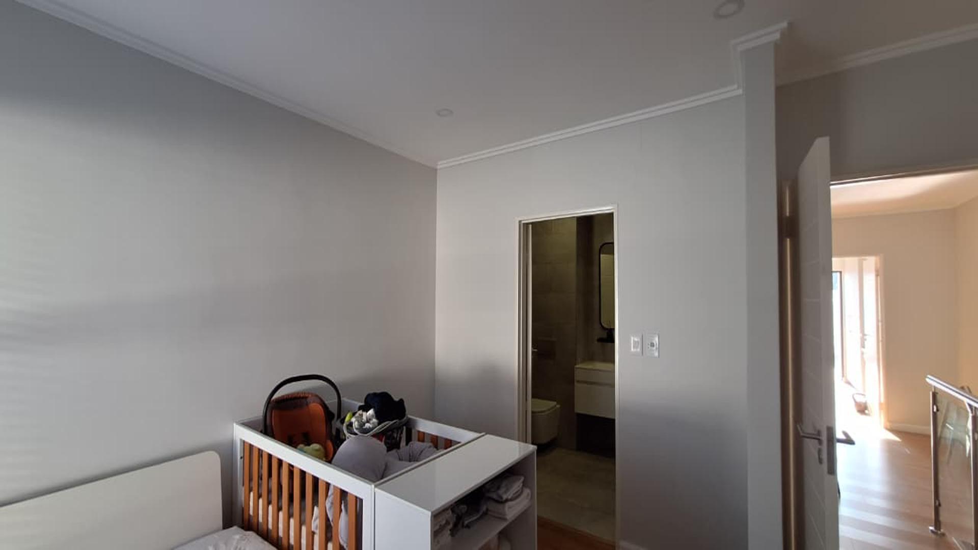 Bed Room 1 - 15 square meters of property in Craighall