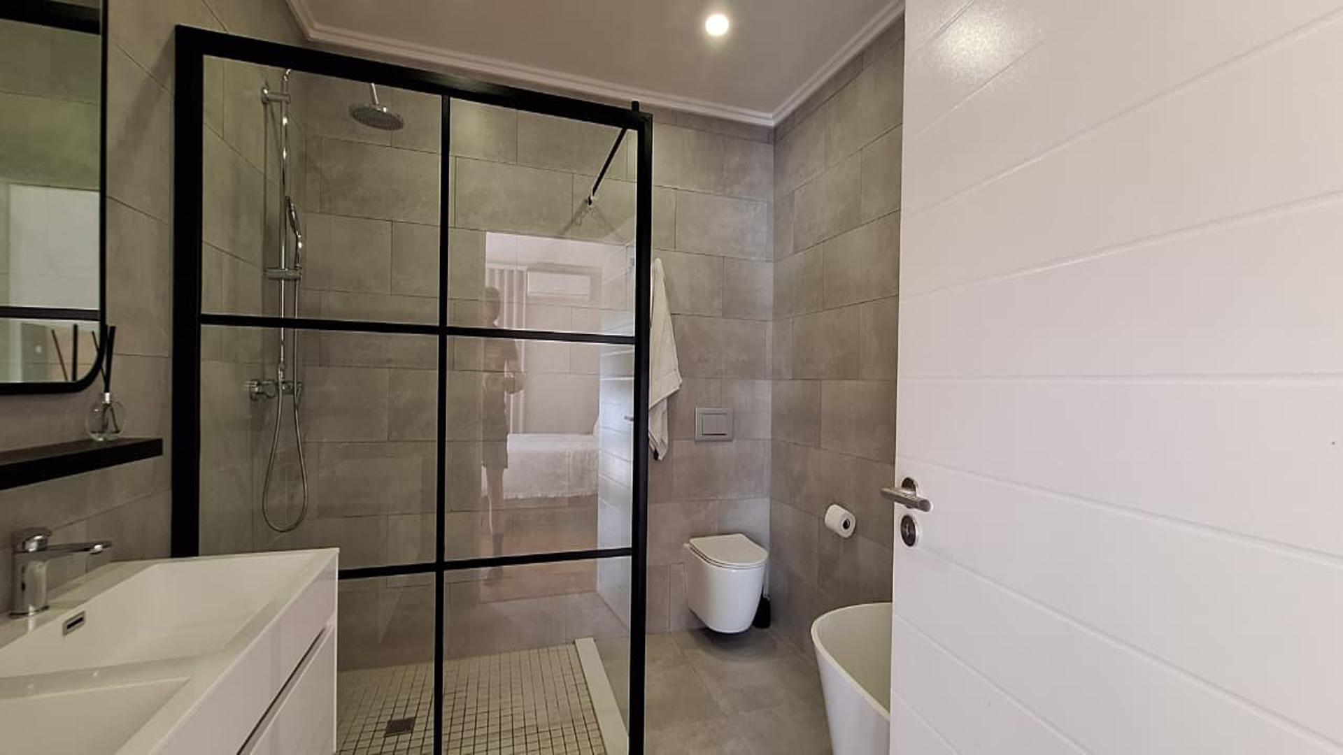 Main Bathroom - 9 square meters of property in Craighall