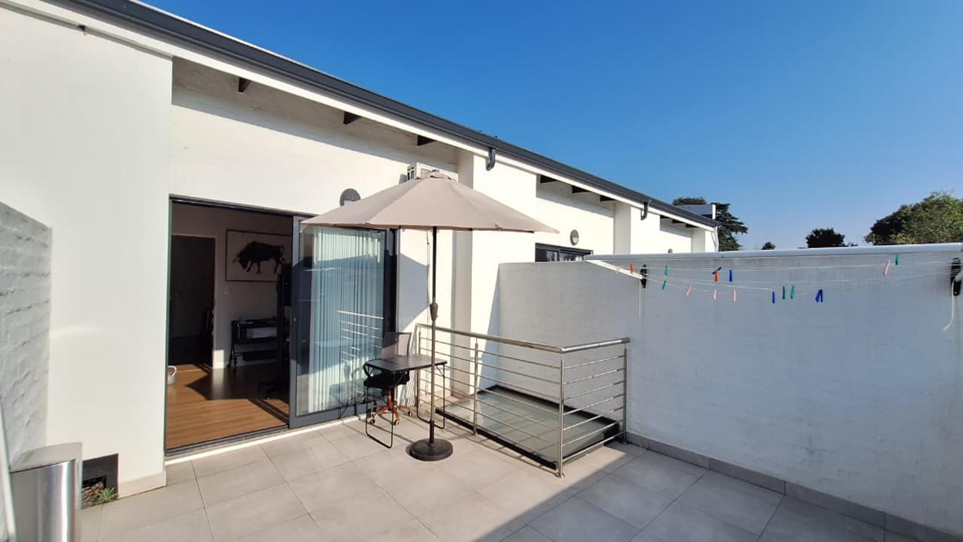 Balcony - 43 square meters of property in Craighall