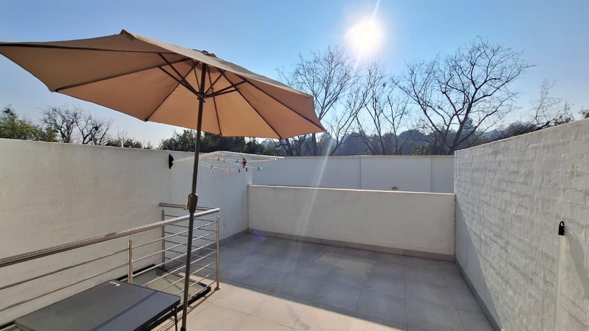 Balcony - 43 square meters of property in Craighall