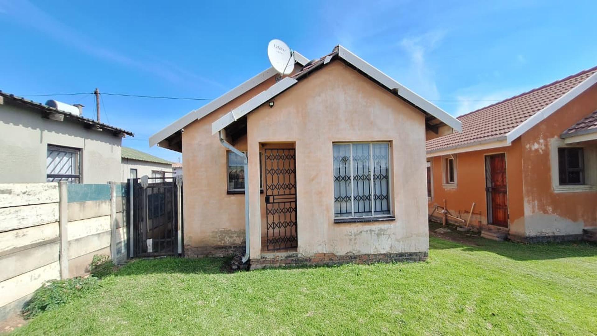 Front View of property in Mayfield