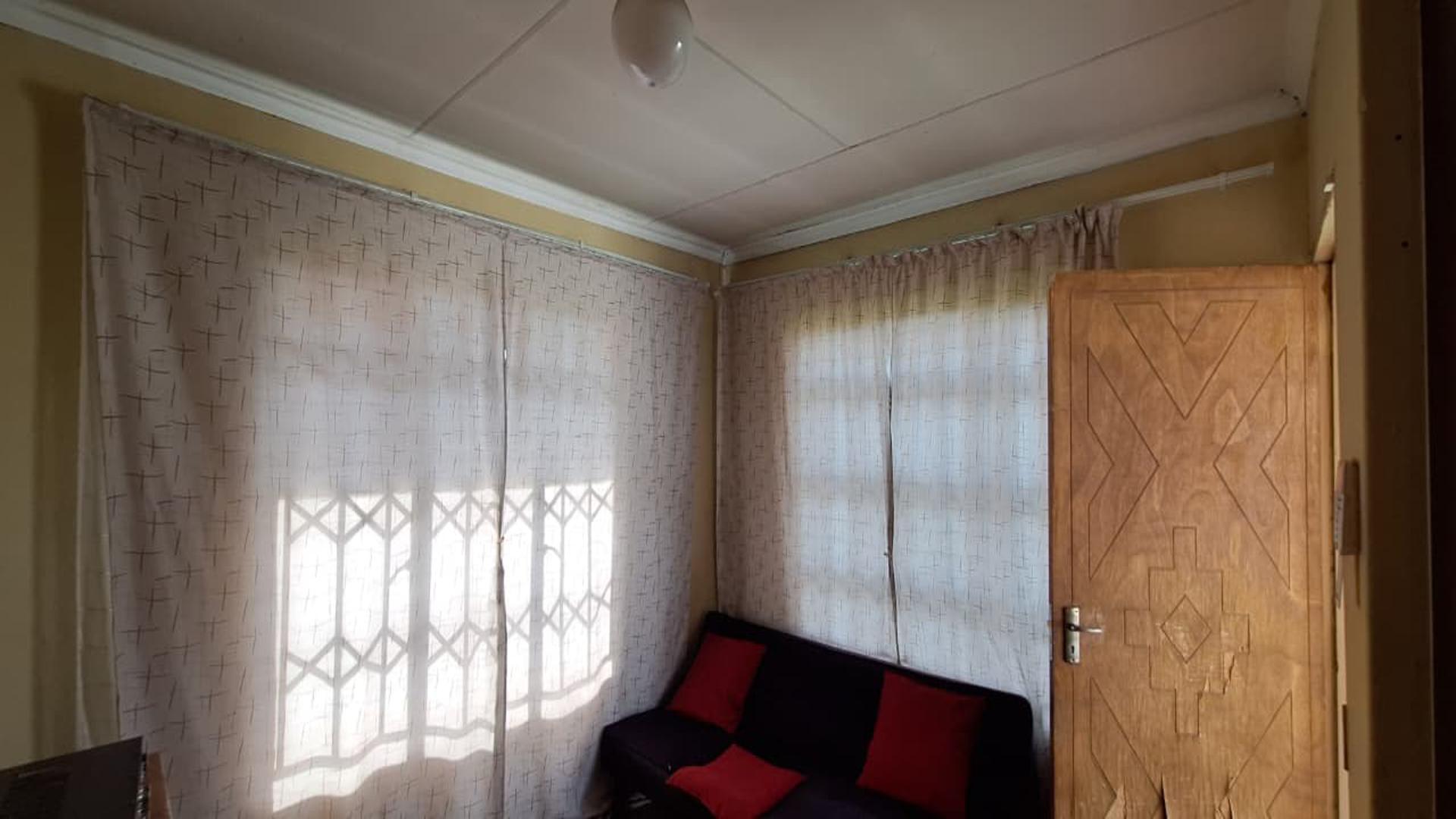 Lounges - 10 square meters of property in Mayfield