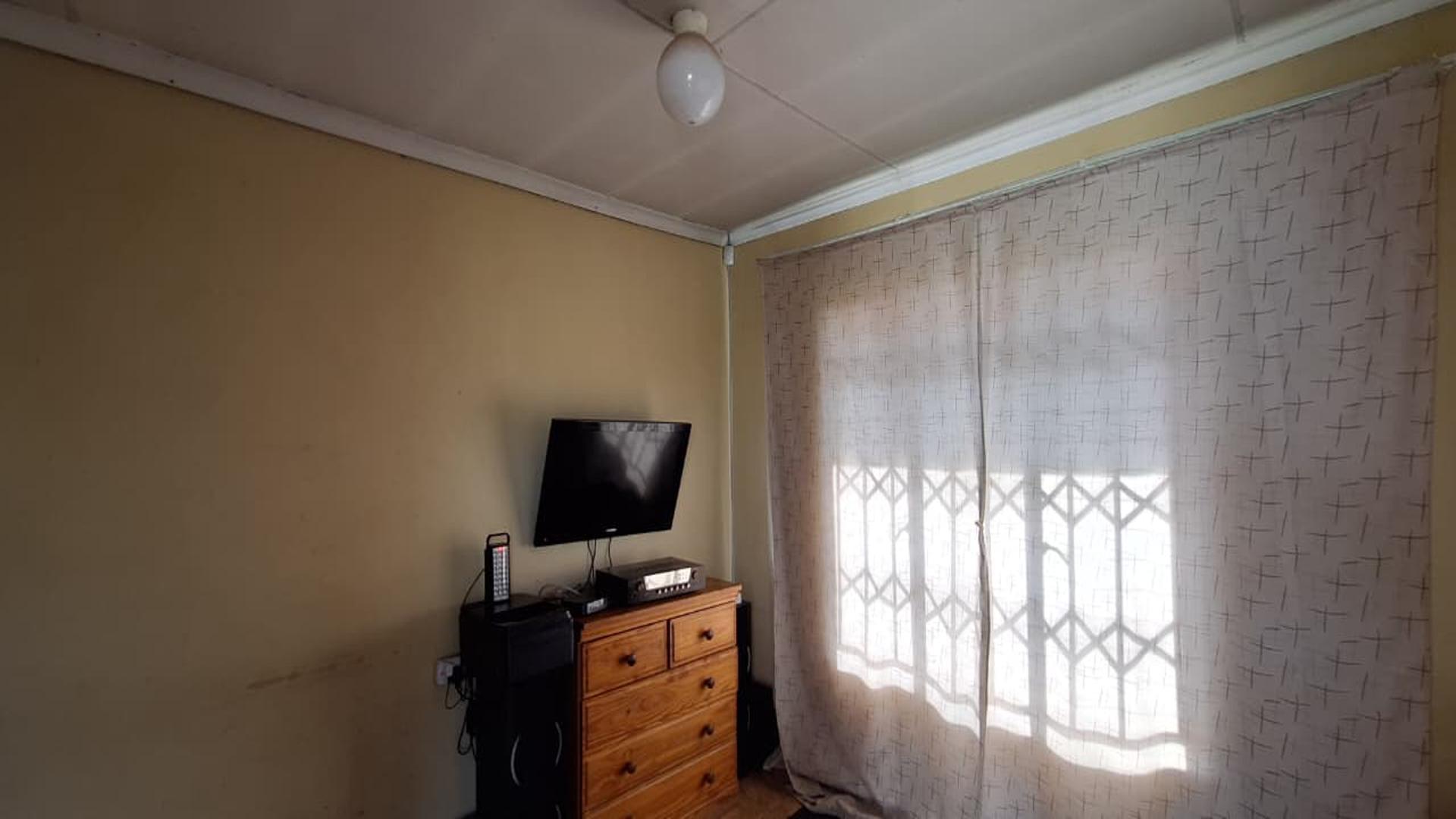 Lounges - 10 square meters of property in Mayfield