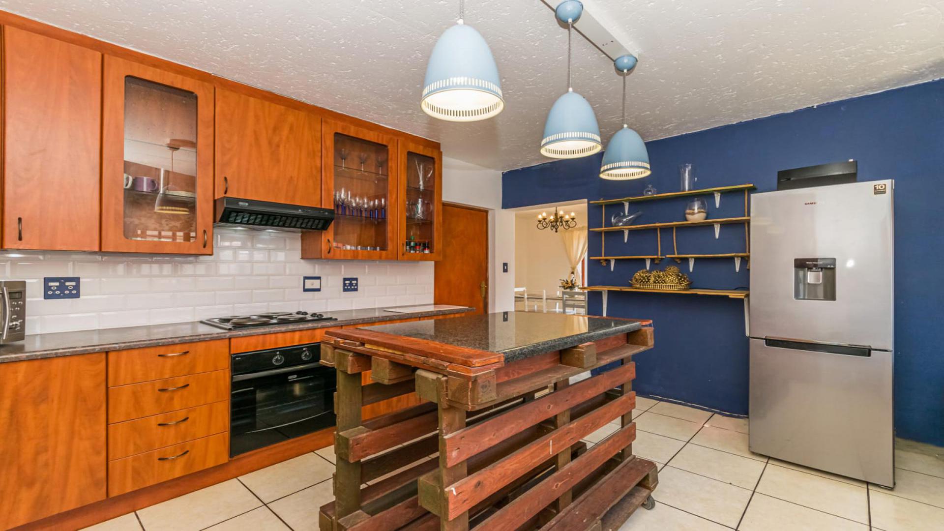Kitchen of property in Florida Park