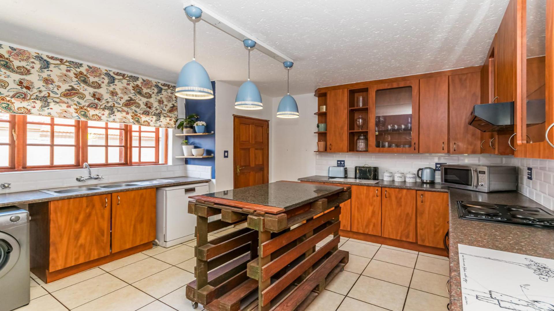 Kitchen of property in Florida Park