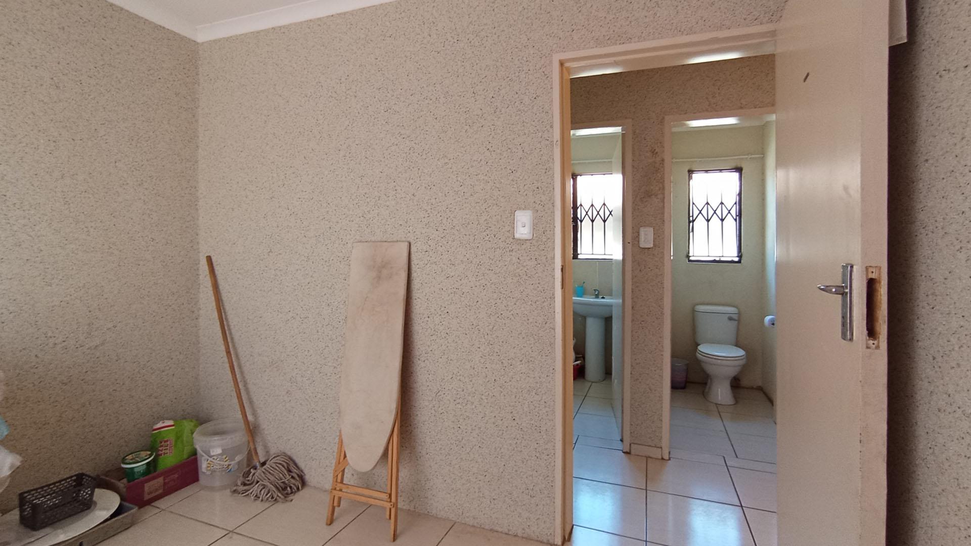 Bed Room 1 - 8 square meters of property in Soshanguve East