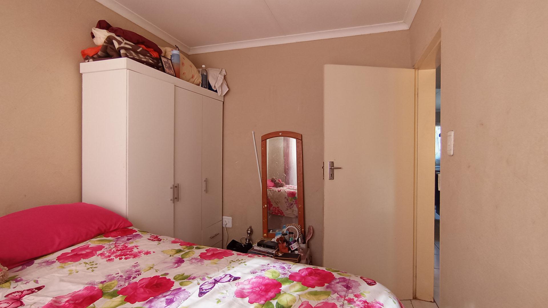 Bed Room 2 - 8 square meters of property in Soshanguve East