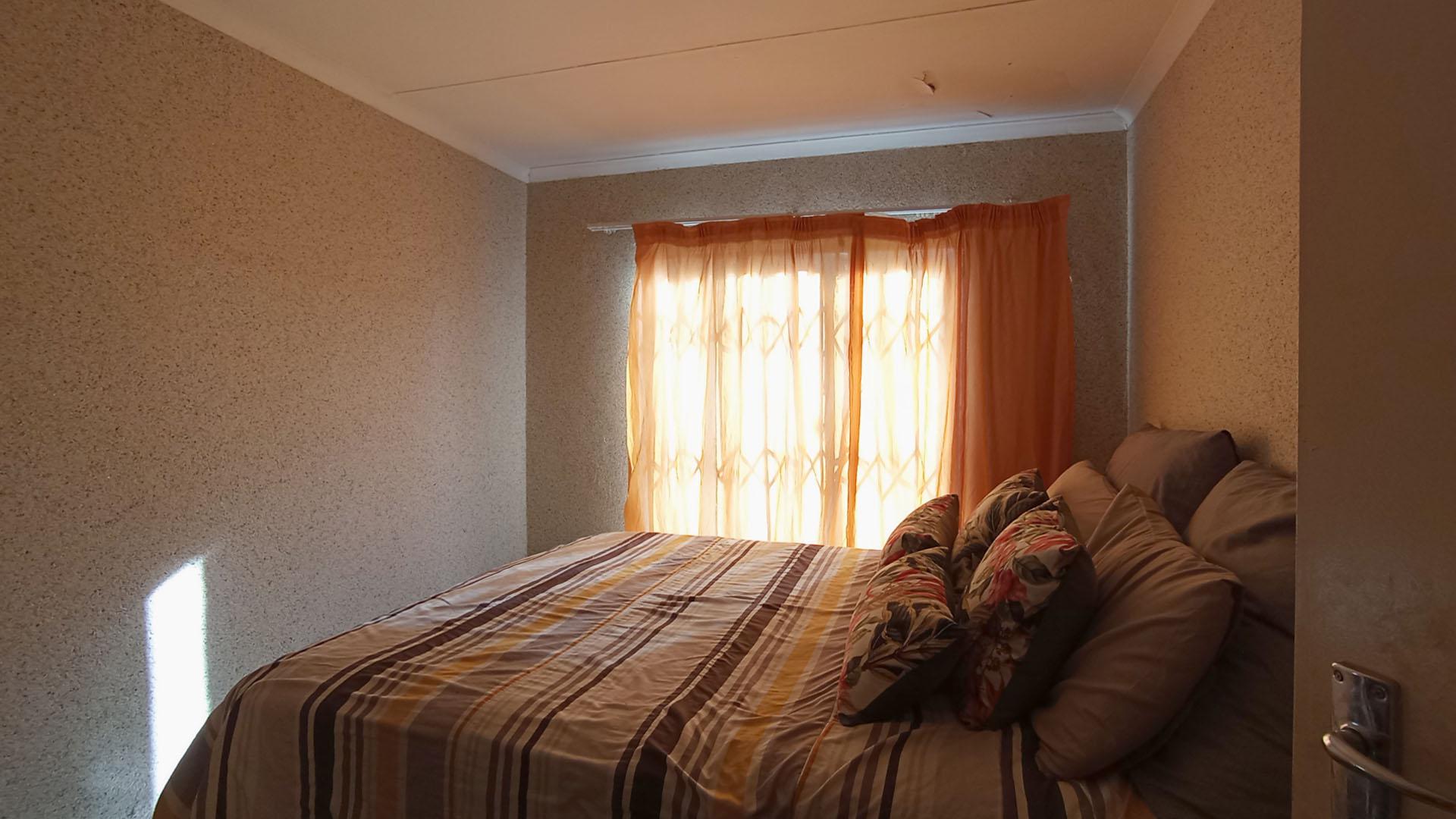 Bed Room 3 - 10 square meters of property in Soshanguve East