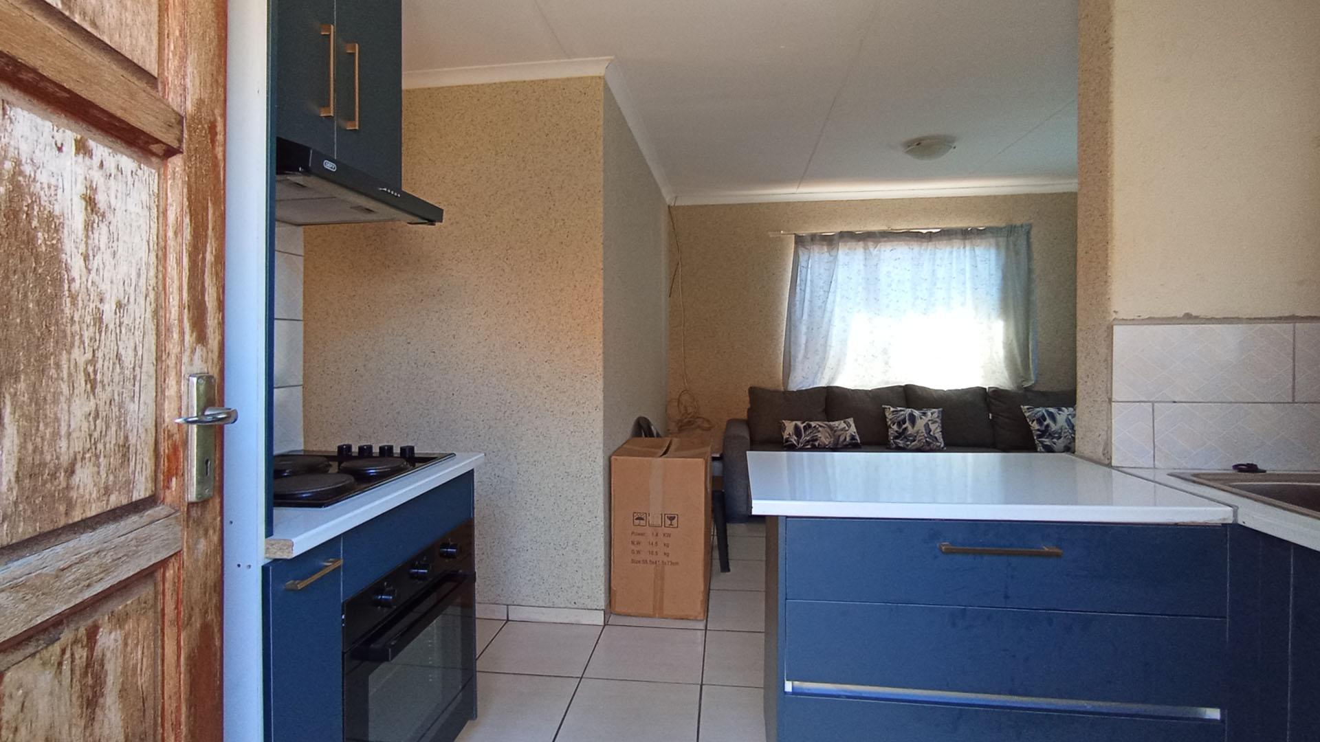 Kitchen - 6 square meters of property in Soshanguve East