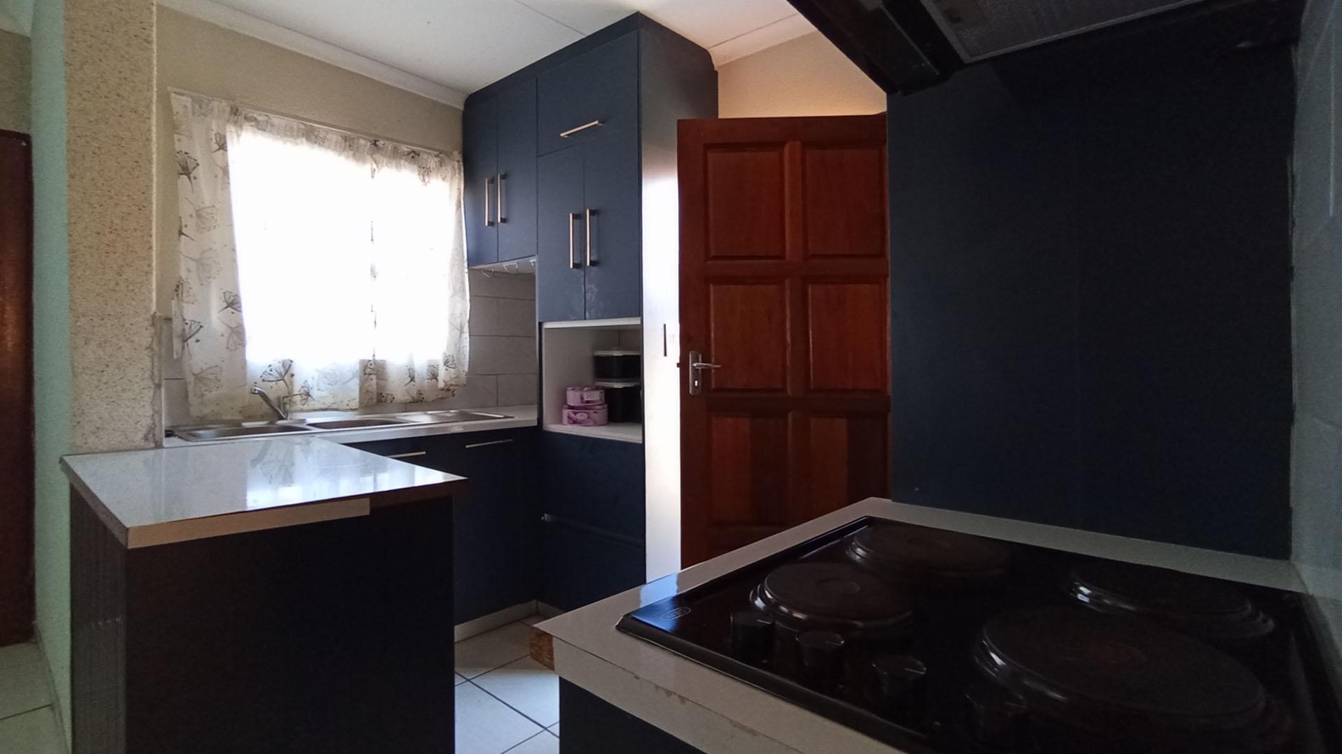 Kitchen - 6 square meters of property in Soshanguve East