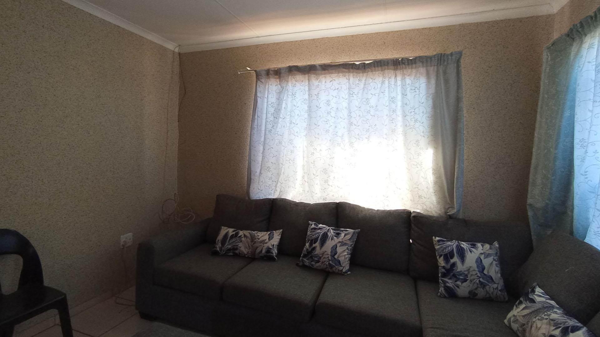 Lounges - 12 square meters of property in Soshanguve East