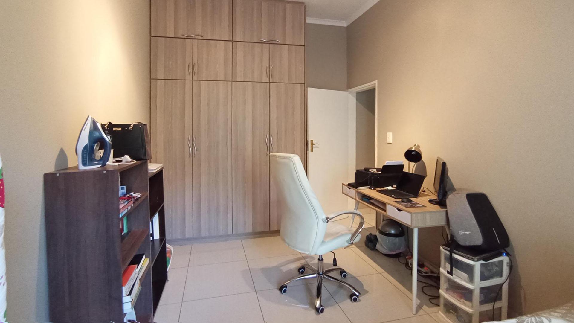 Bed Room 1 - 13 square meters of property in Kyalami Hills