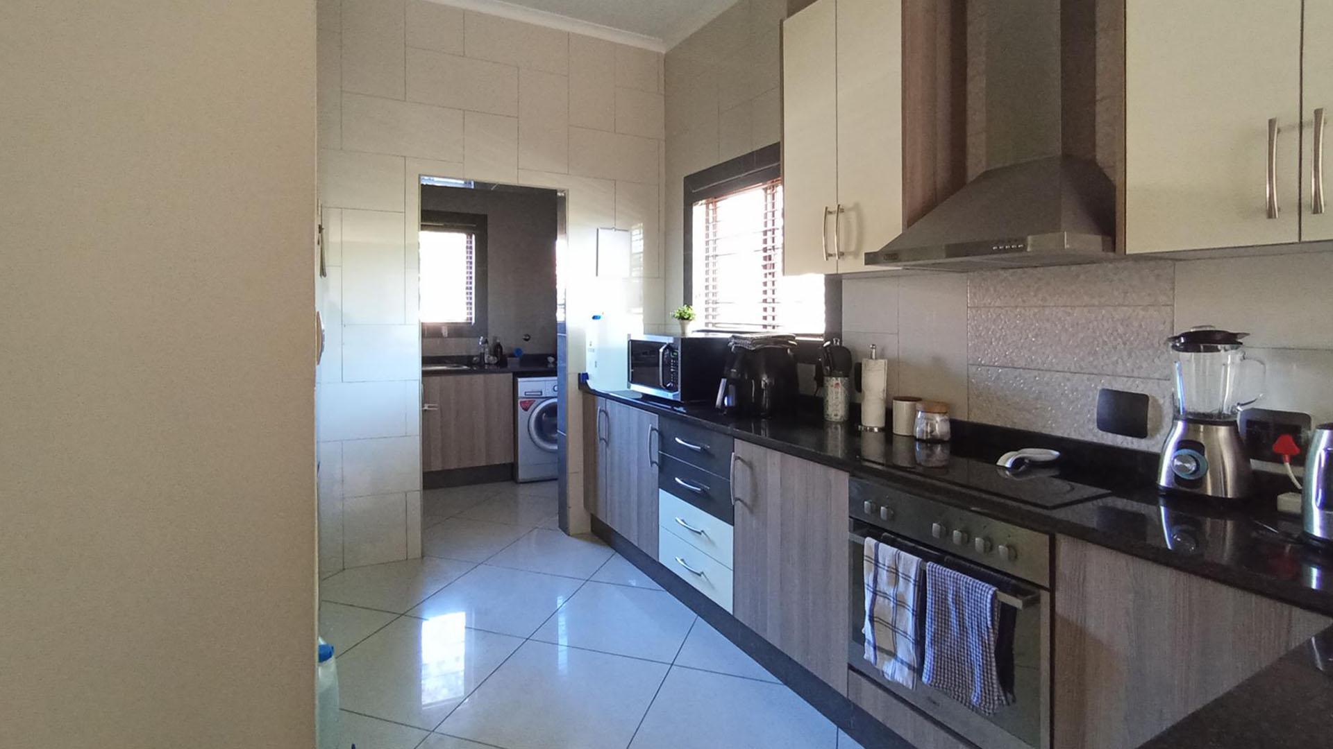Kitchen - 16 square meters of property in Kyalami Hills