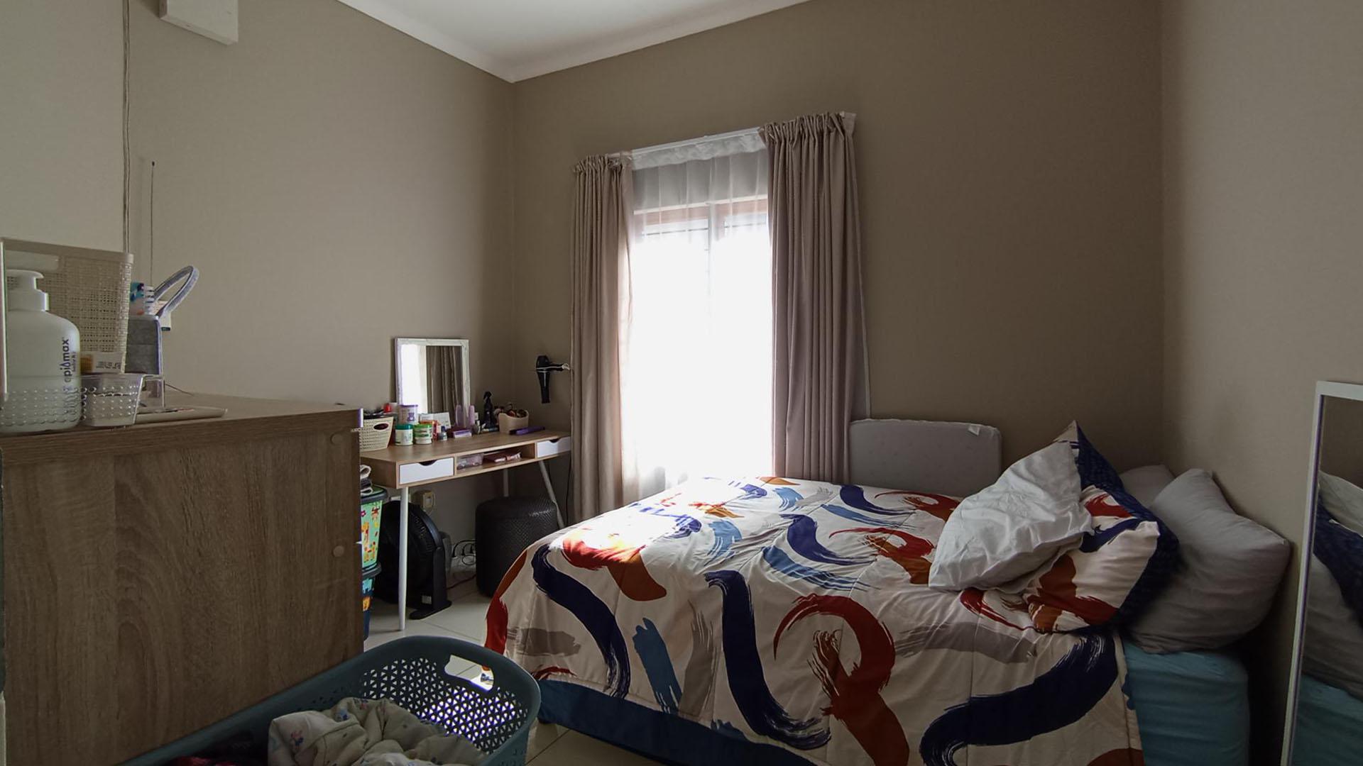 Bed Room 2 - 11 square meters of property in Kyalami Hills