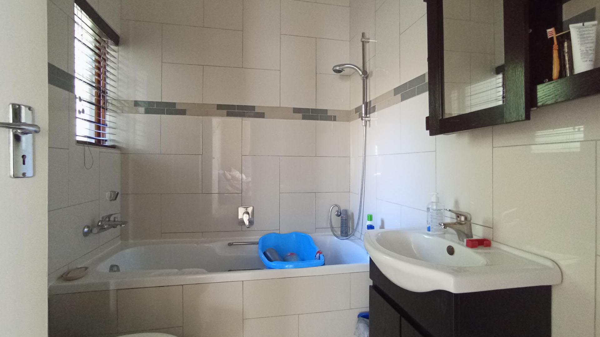 Bathroom 1 - 5 square meters of property in Kyalami Hills
