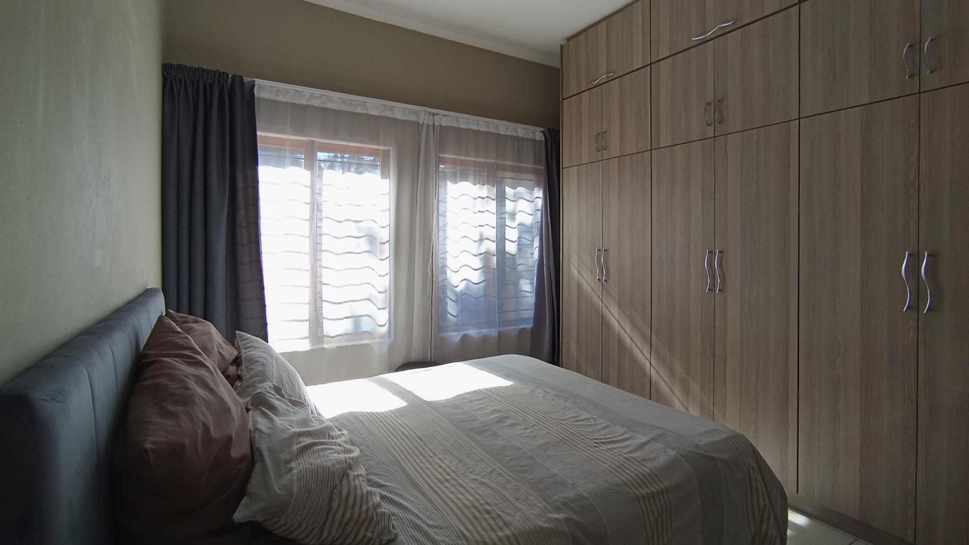 Main Bedroom - 14 square meters of property in Kyalami Hills