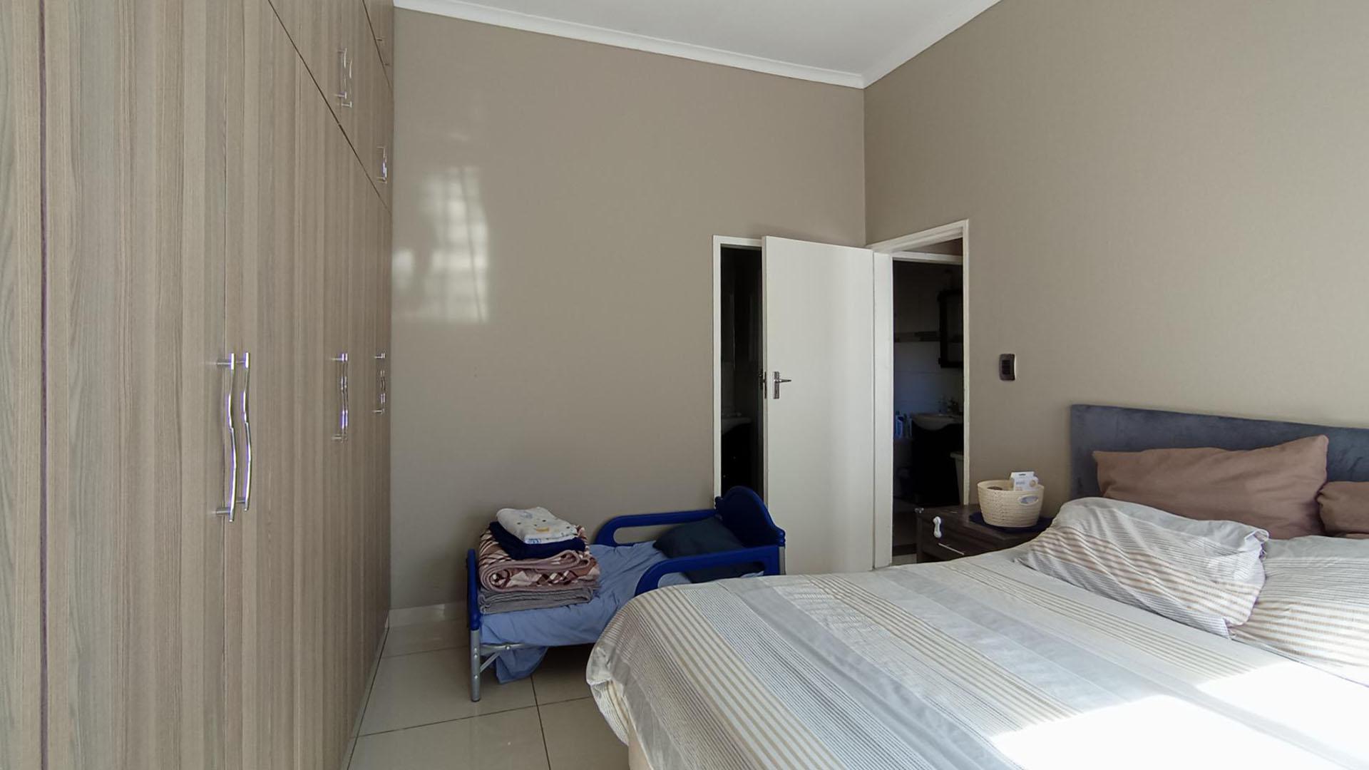 Main Bedroom - 14 square meters of property in Kyalami Hills