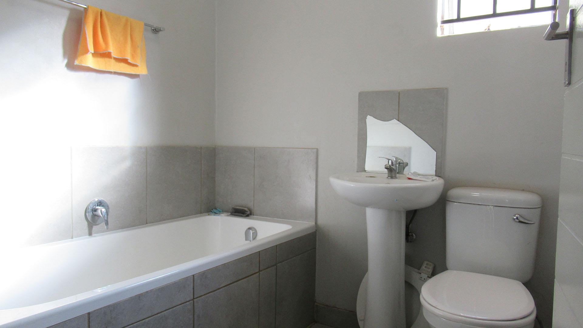 Bathroom 1 - 5 square meters of property in Protea Glen