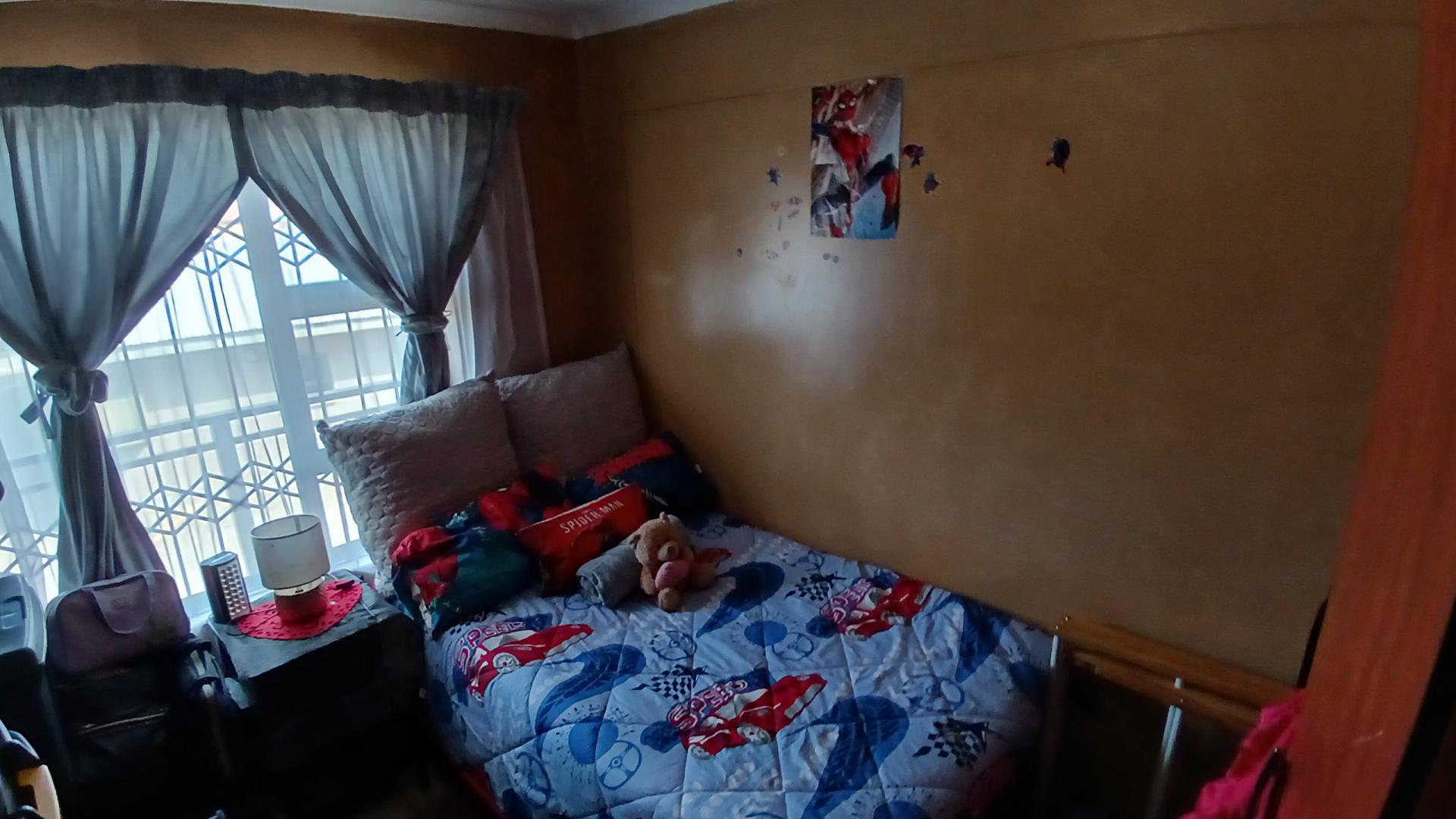 Bed Room 1 of property in Bloemfontein