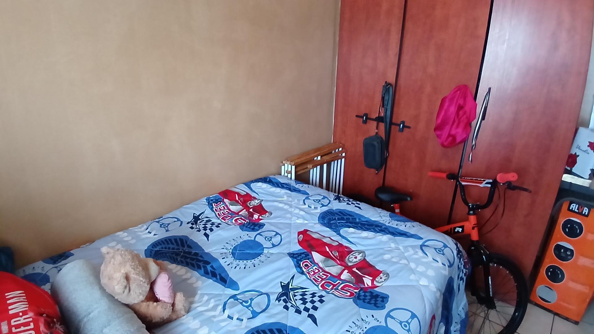 Bed Room 1 of property in Bloemfontein
