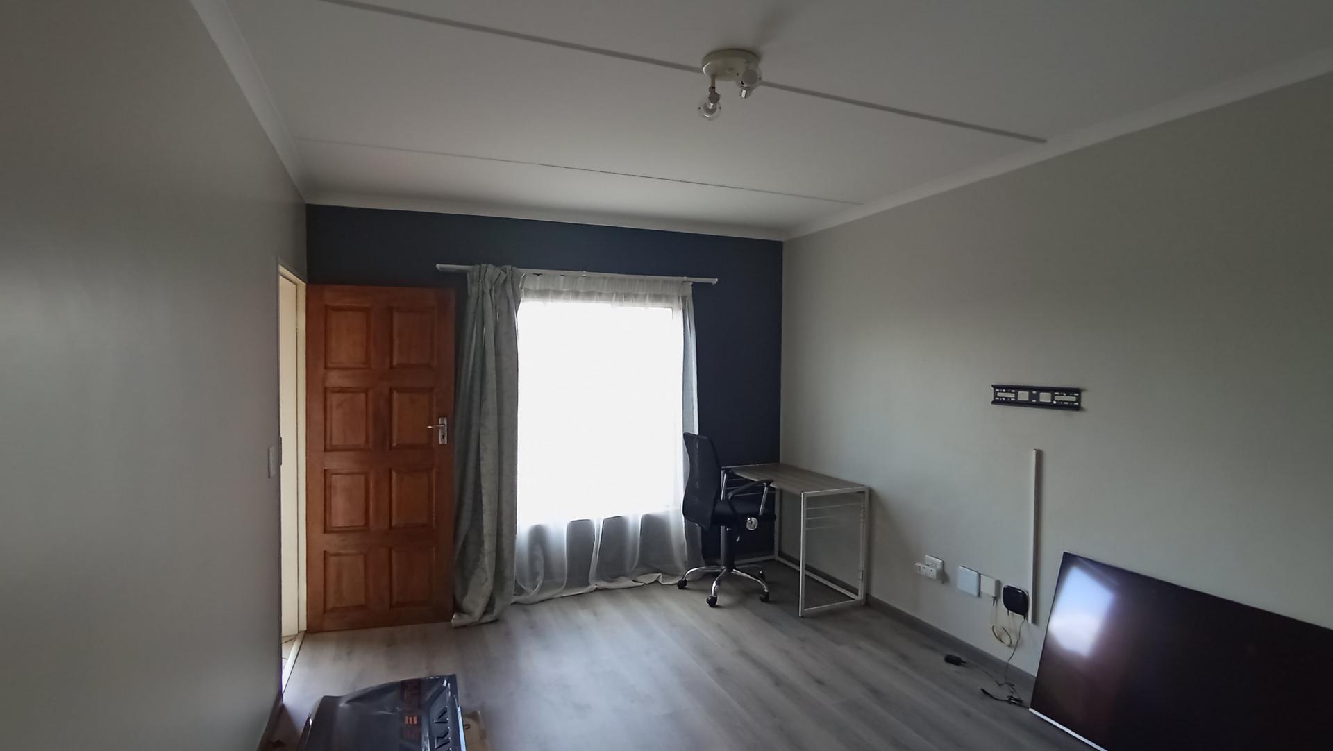 Lounges - 17 square meters of property in Wolmer