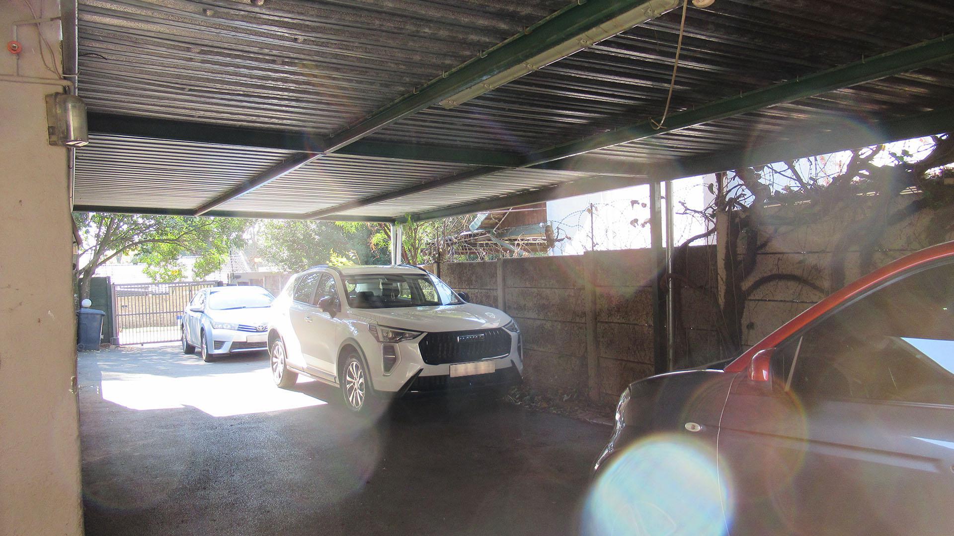 Carport  - 62 square meters of property in Blairgowrie