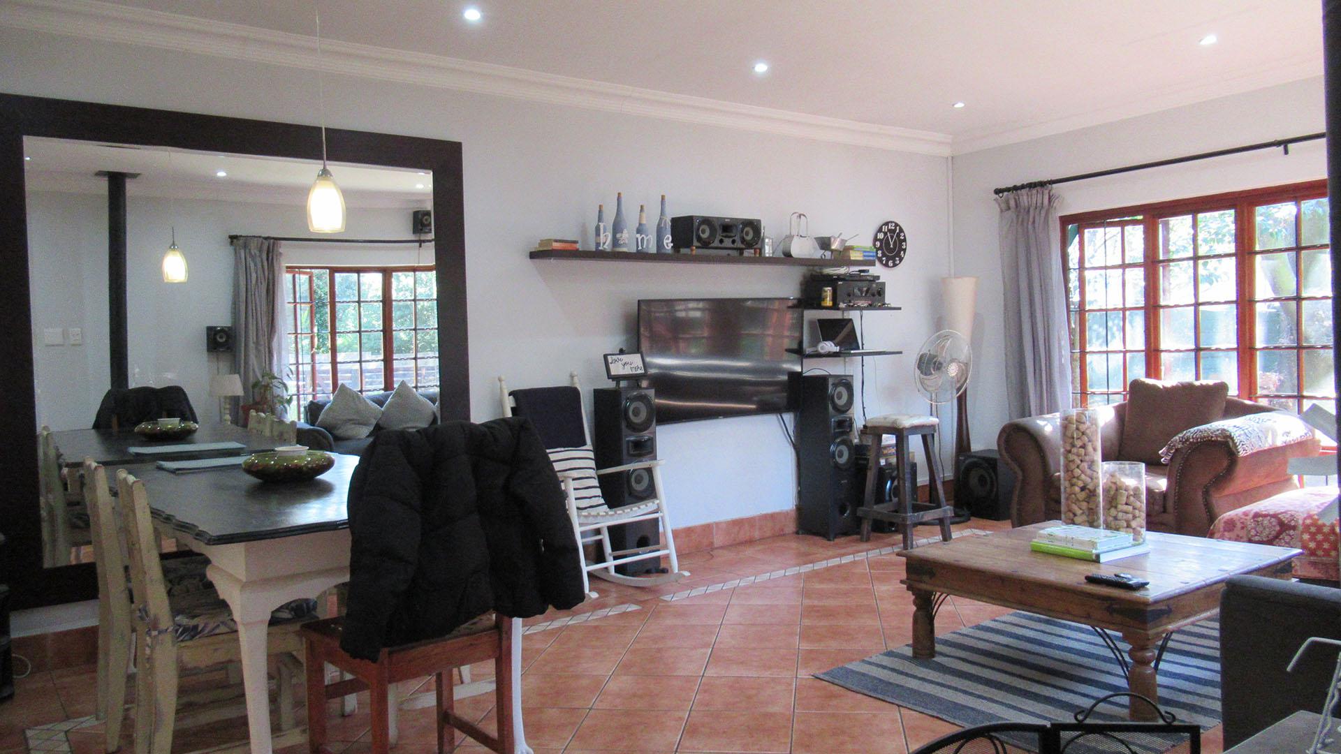 Lounges - 37 square meters of property in Blairgowrie