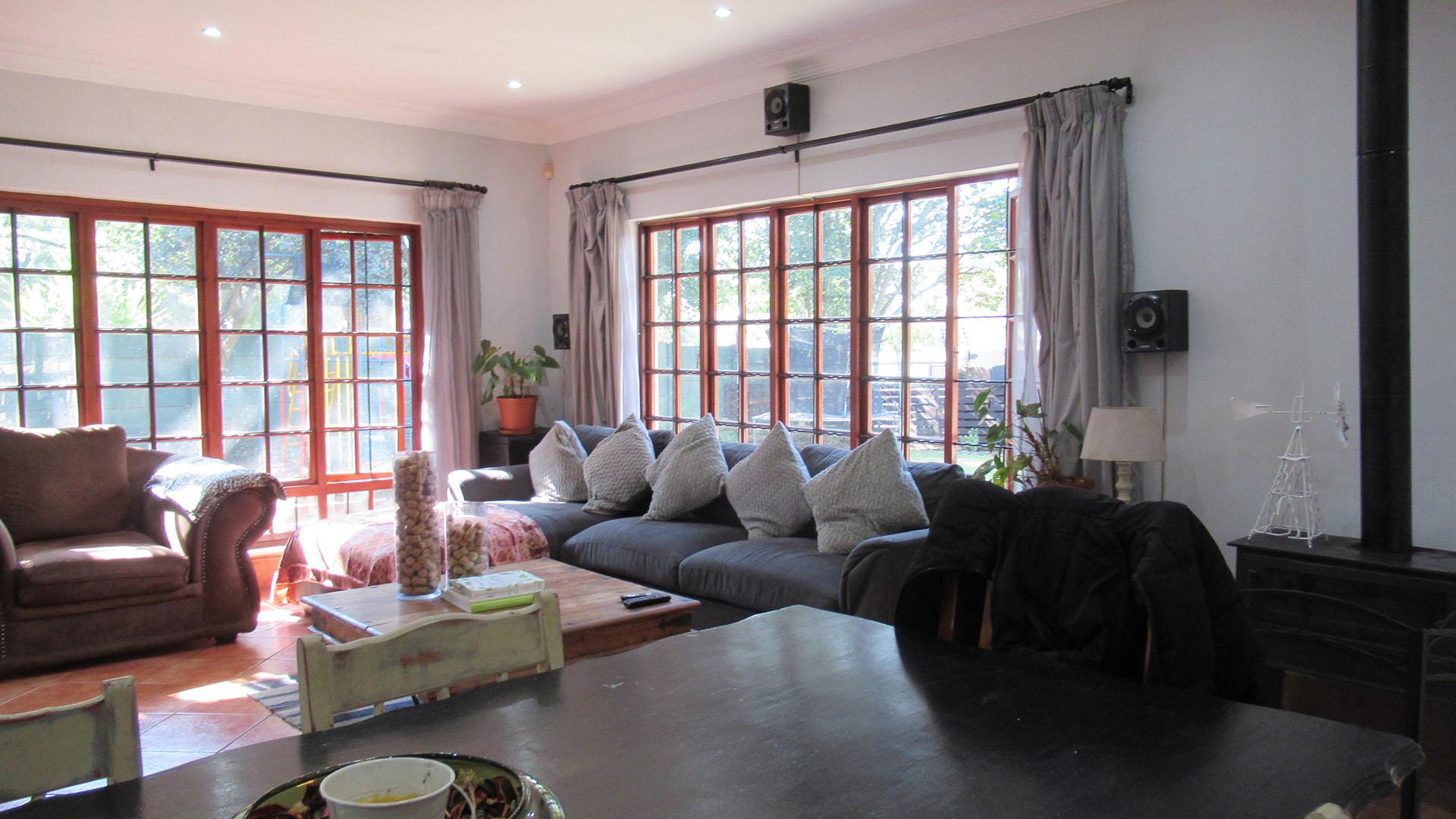 Lounges - 37 square meters of property in Blairgowrie