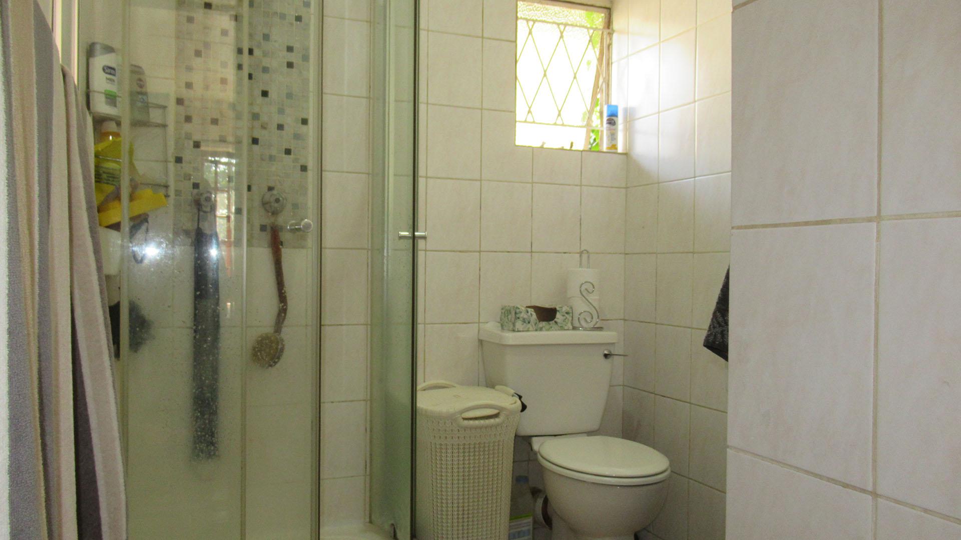 Main Bathroom - 5 square meters of property in Blairgowrie