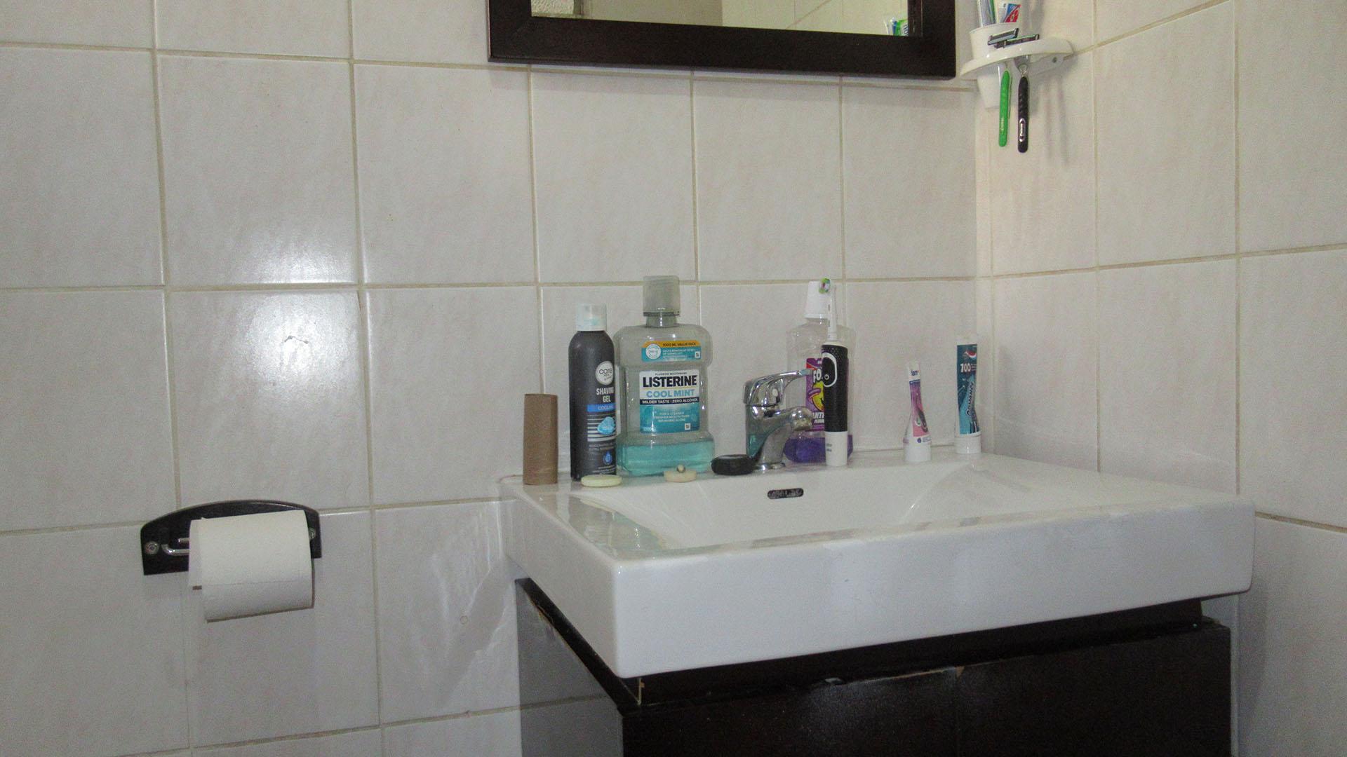 Main Bathroom - 5 square meters of property in Blairgowrie