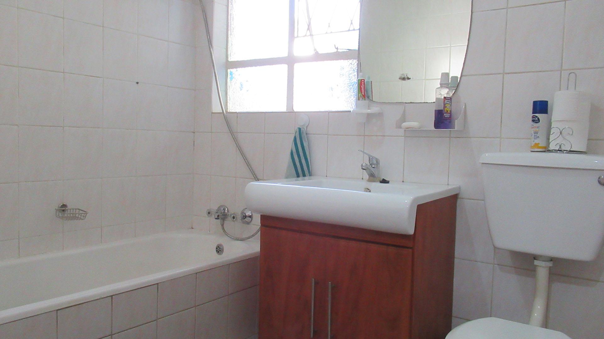 Bathroom 1 - 5 square meters of property in Blairgowrie