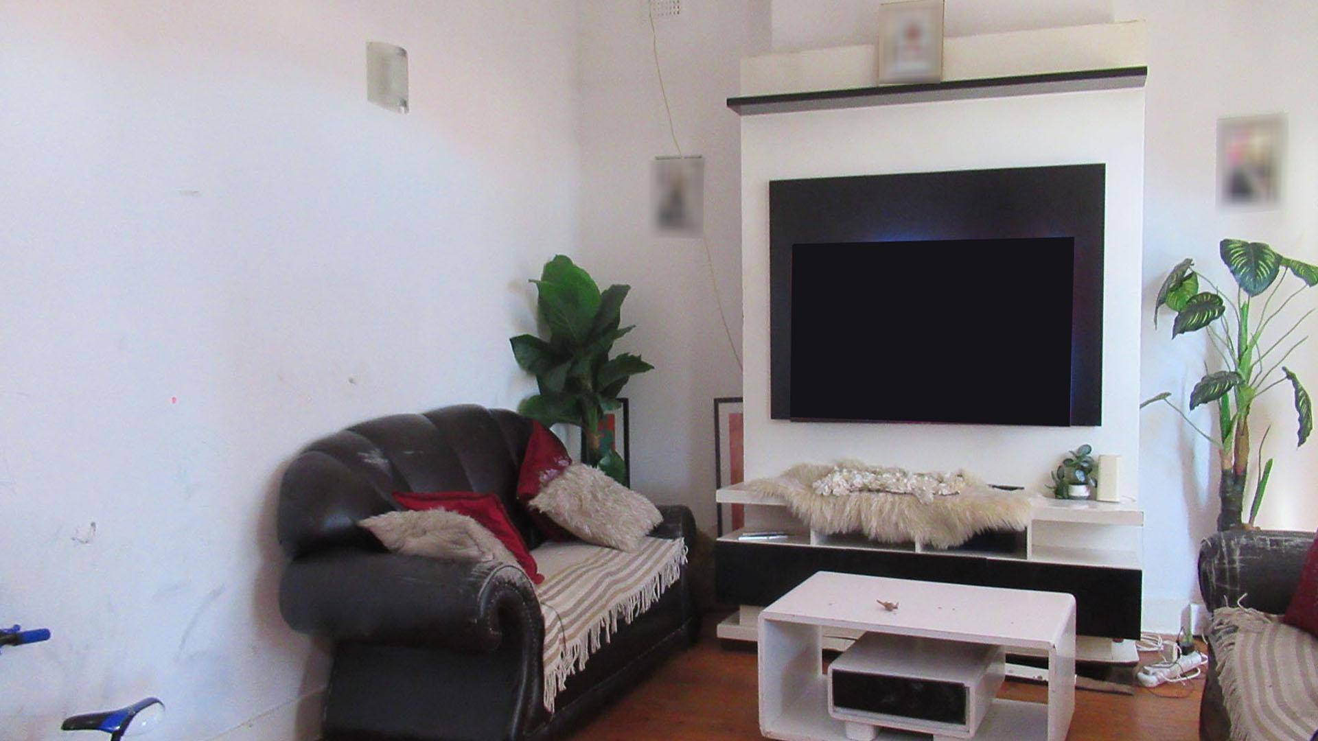 Lounges - 23 square meters of property in Rosettenville