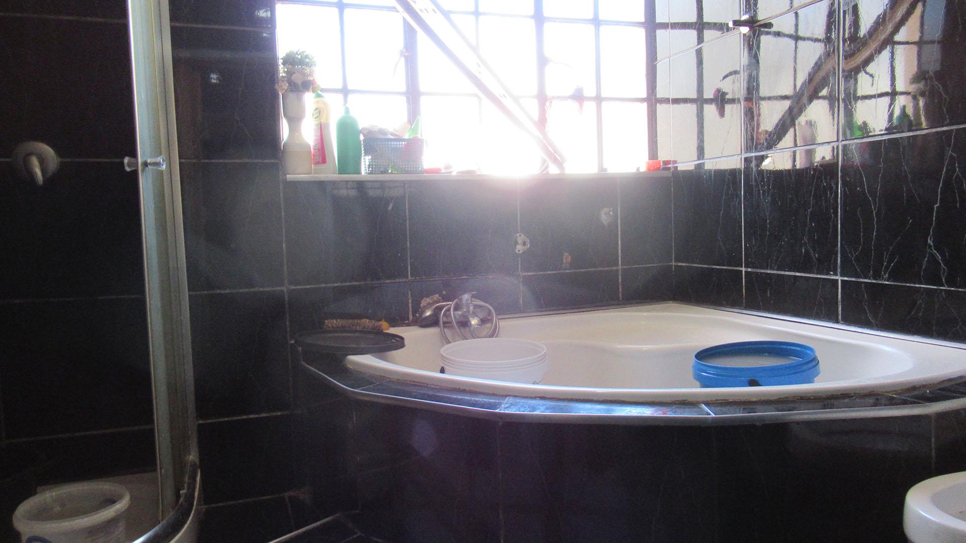 Bathroom 1 - 14 square meters of property in Rosettenville