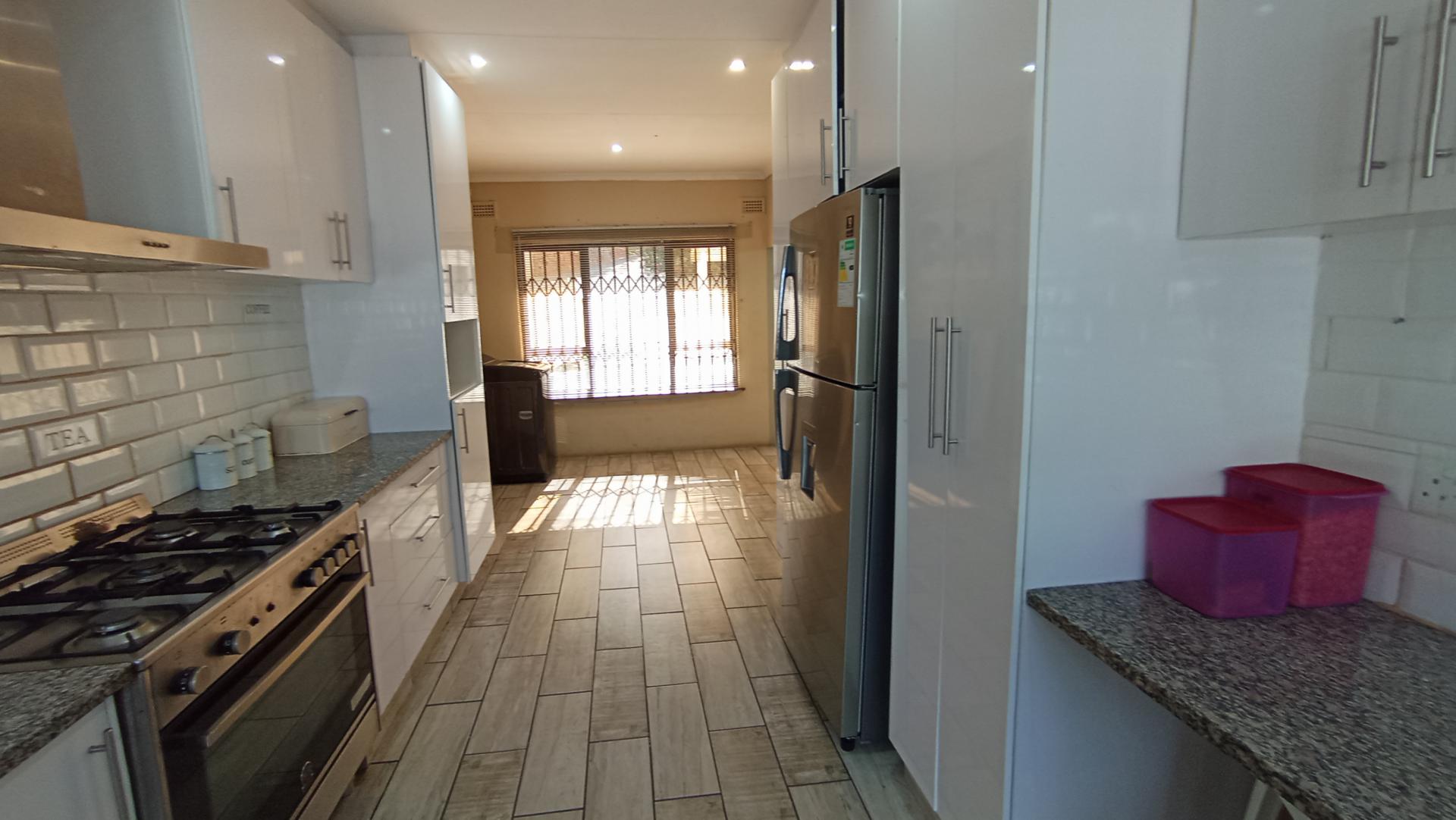 Kitchen - 46 square meters of property in Dawncrest