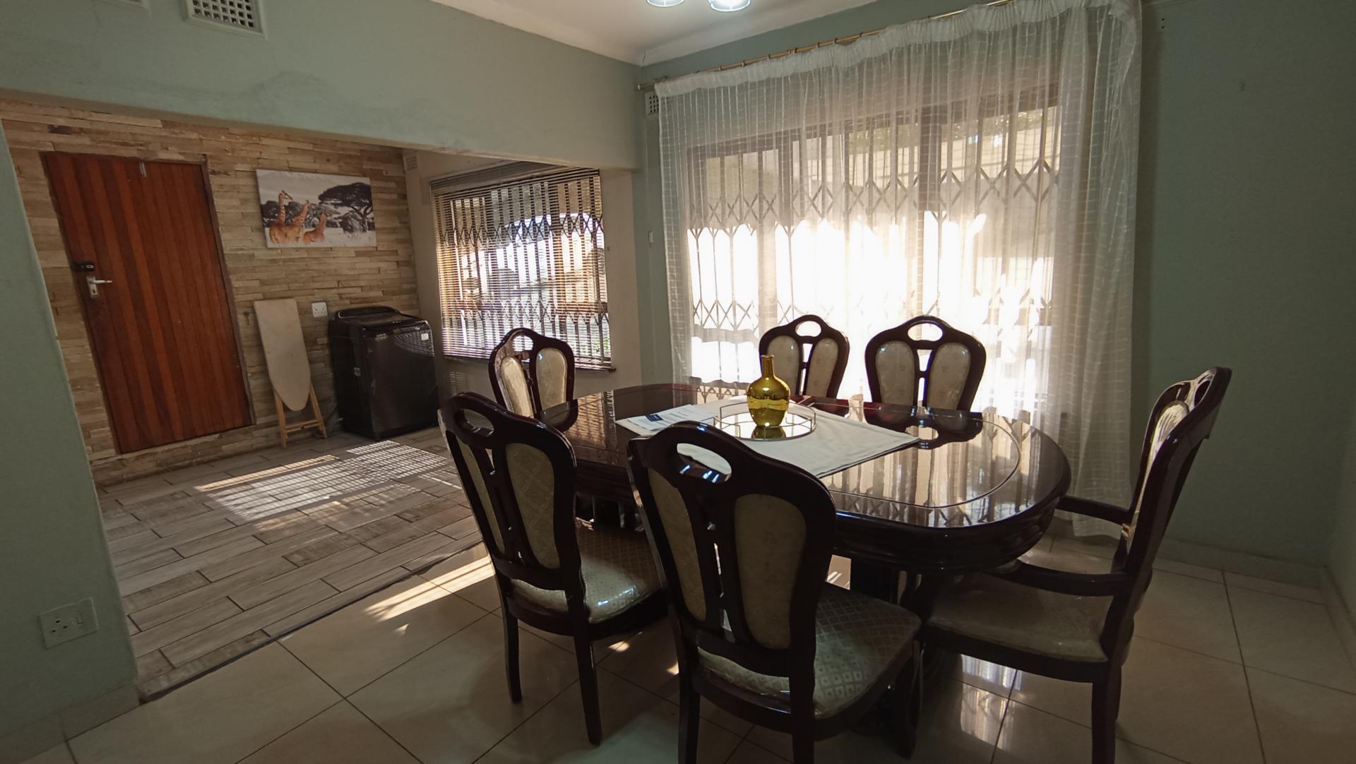 Dining Room - 24 square meters of property in Dawncrest