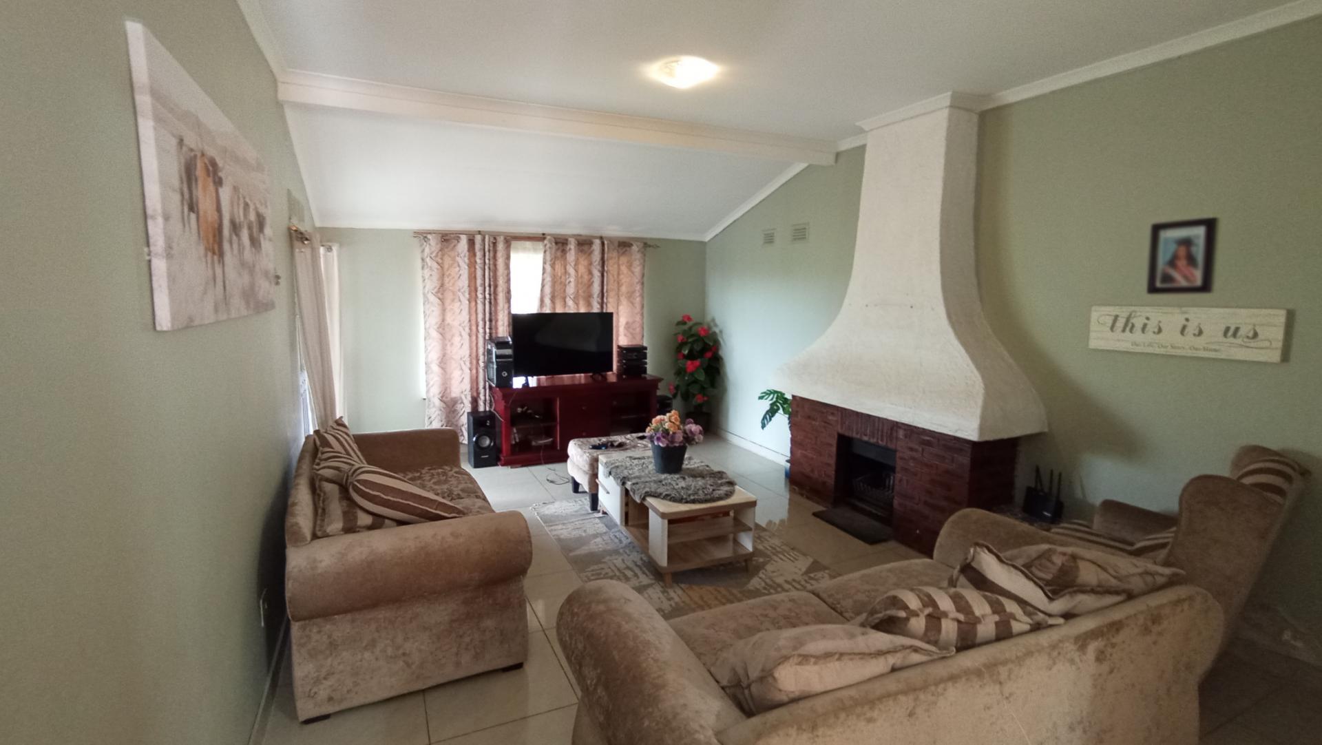 Lounges - 49 square meters of property in Dawncrest