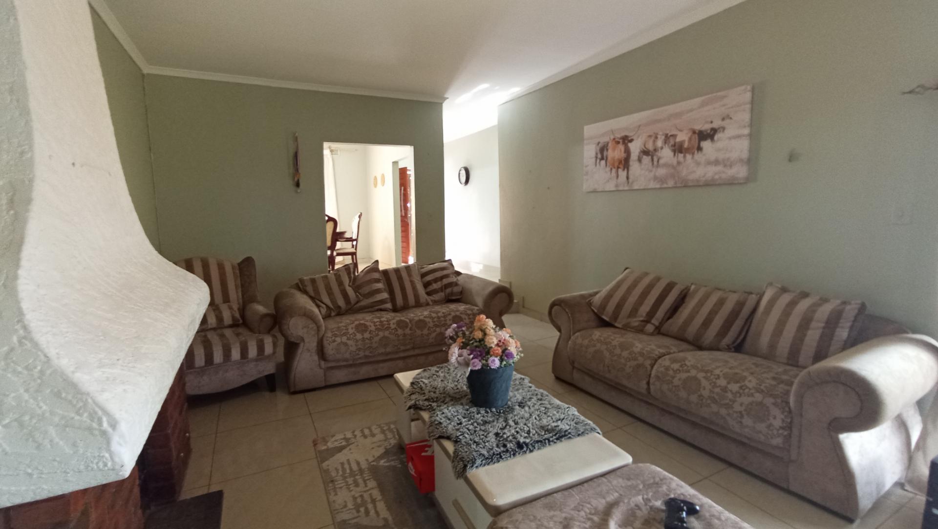 Lounges - 49 square meters of property in Dawncrest