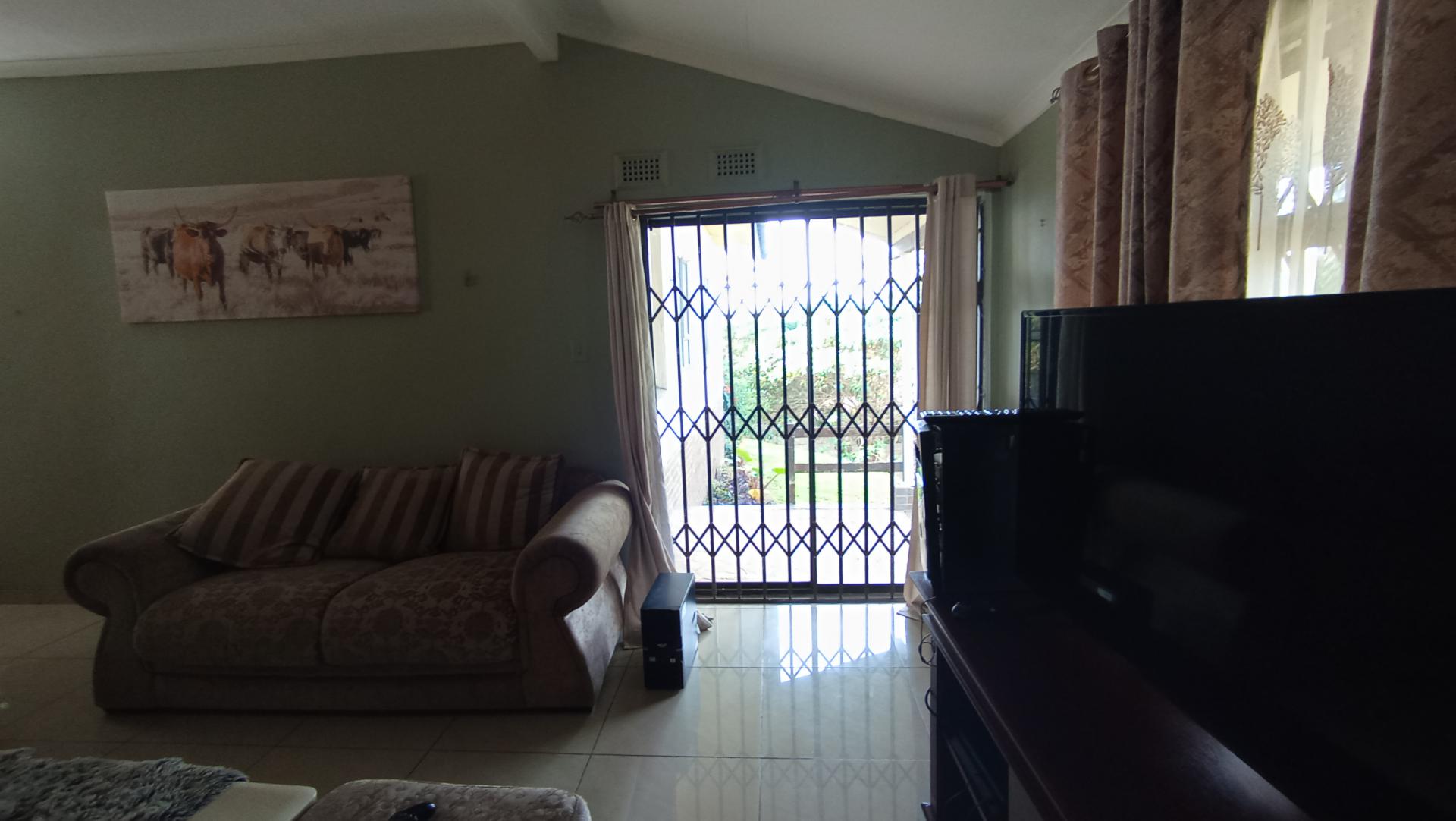 Lounges - 49 square meters of property in Dawncrest