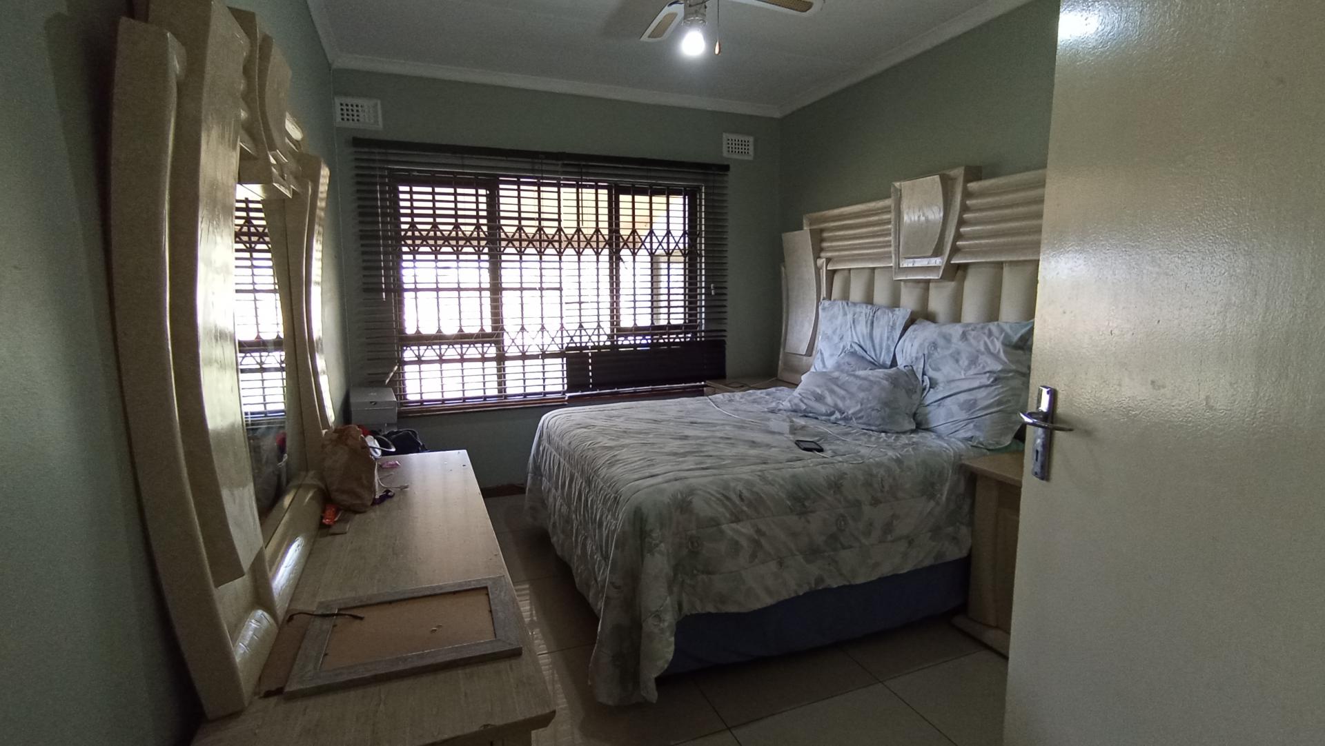 Bed Room 3 - 21 square meters of property in Dawncrest