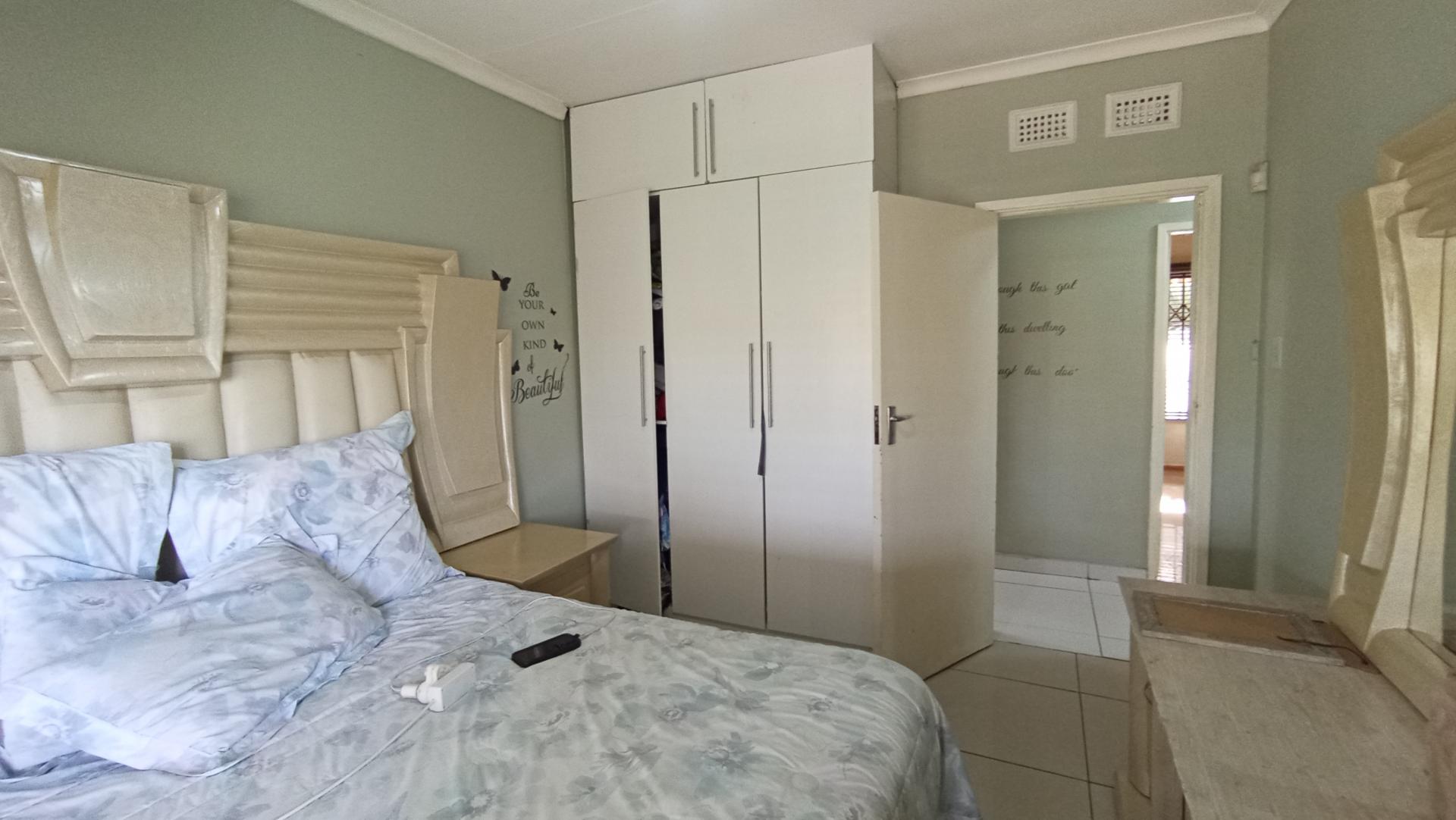 Bed Room 3 - 21 square meters of property in Dawncrest