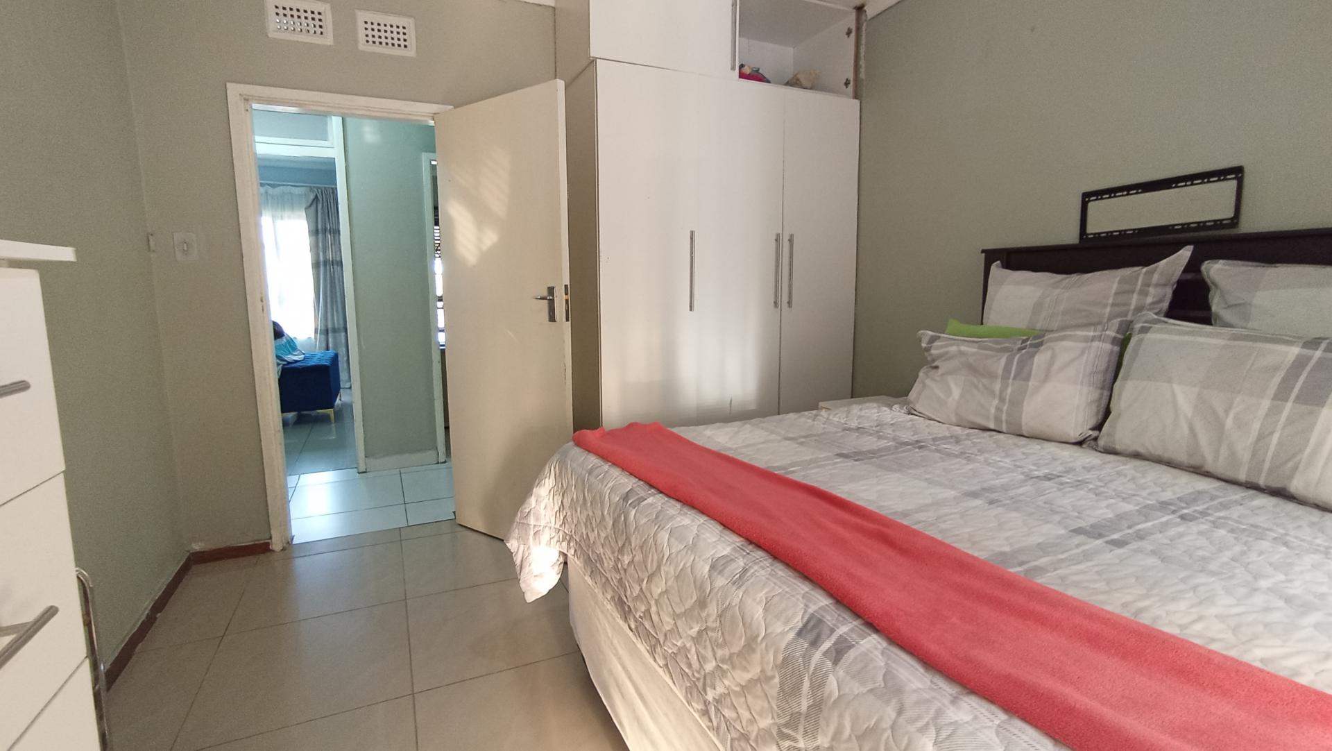 Bed Room 1 - 23 square meters of property in Dawncrest