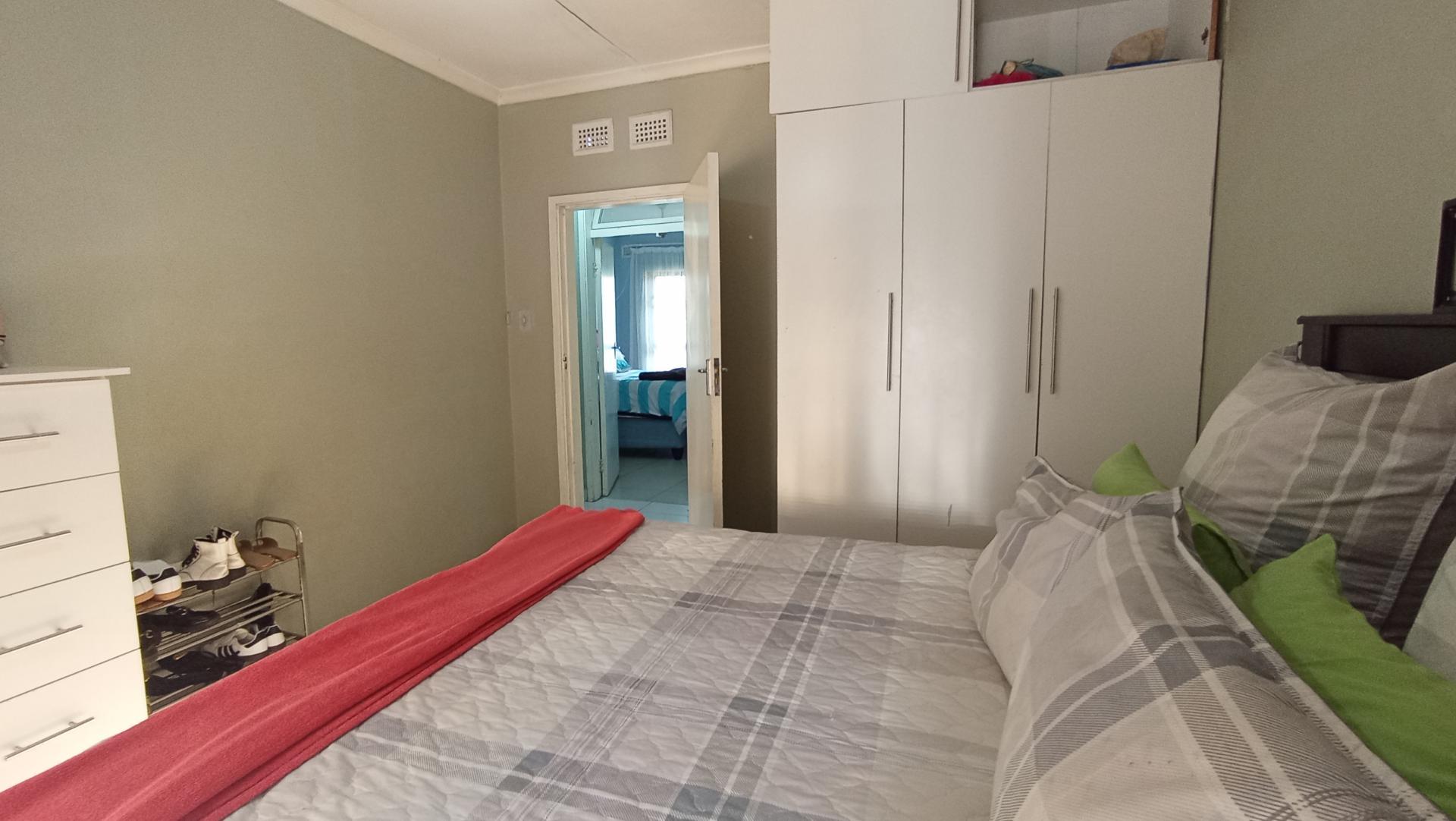 Bed Room 1 - 23 square meters of property in Dawncrest