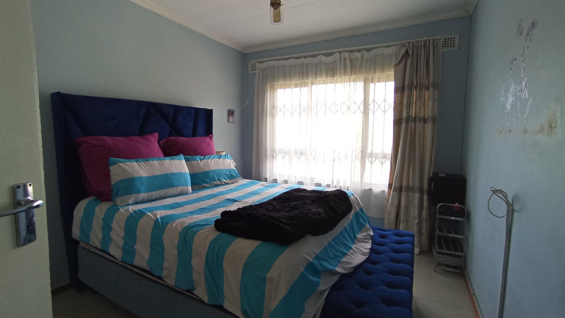Bed Room 2 - 22 square meters of property in Dawncrest