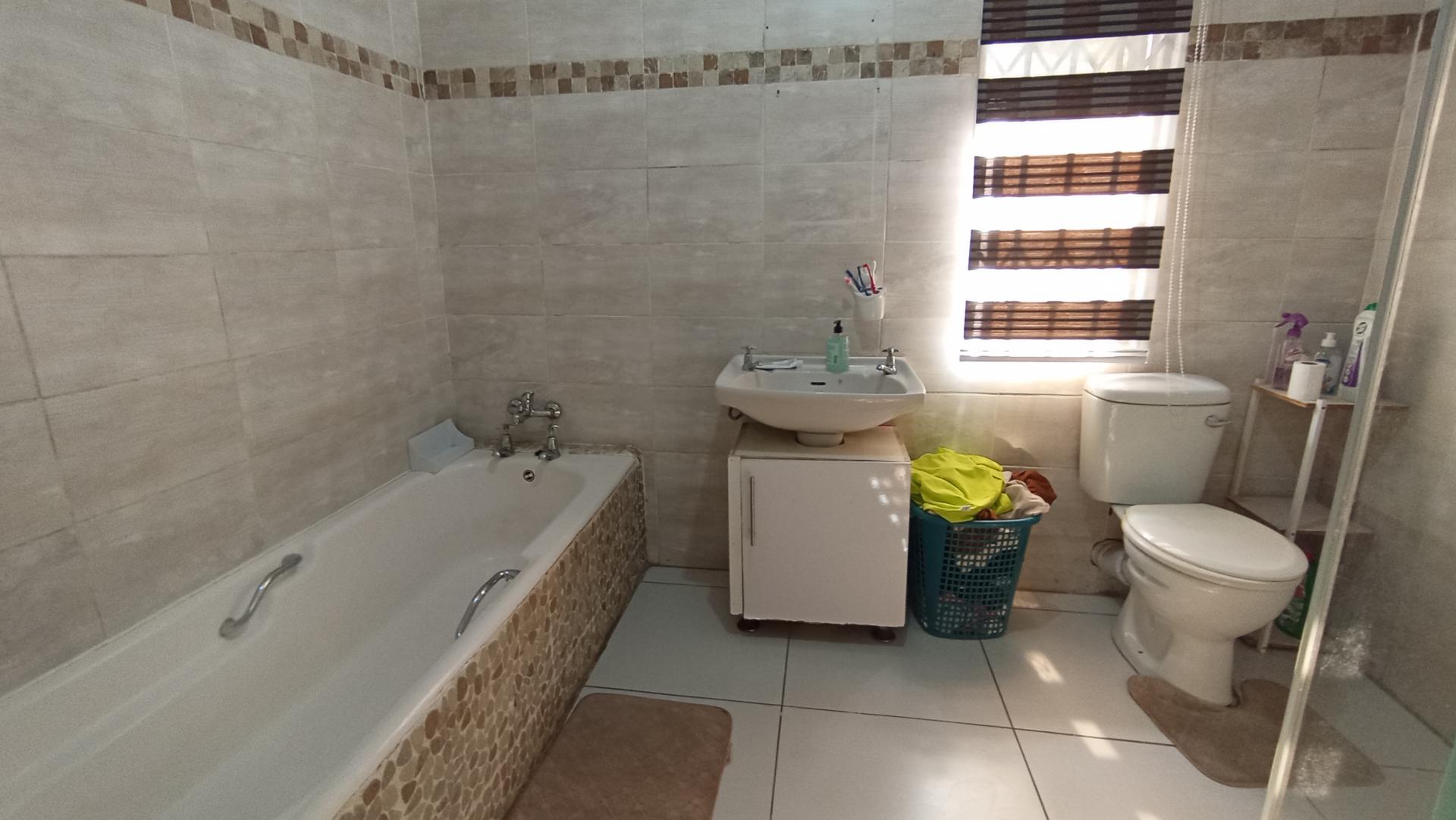 Bathroom 1 - 18 square meters of property in Dawncrest
