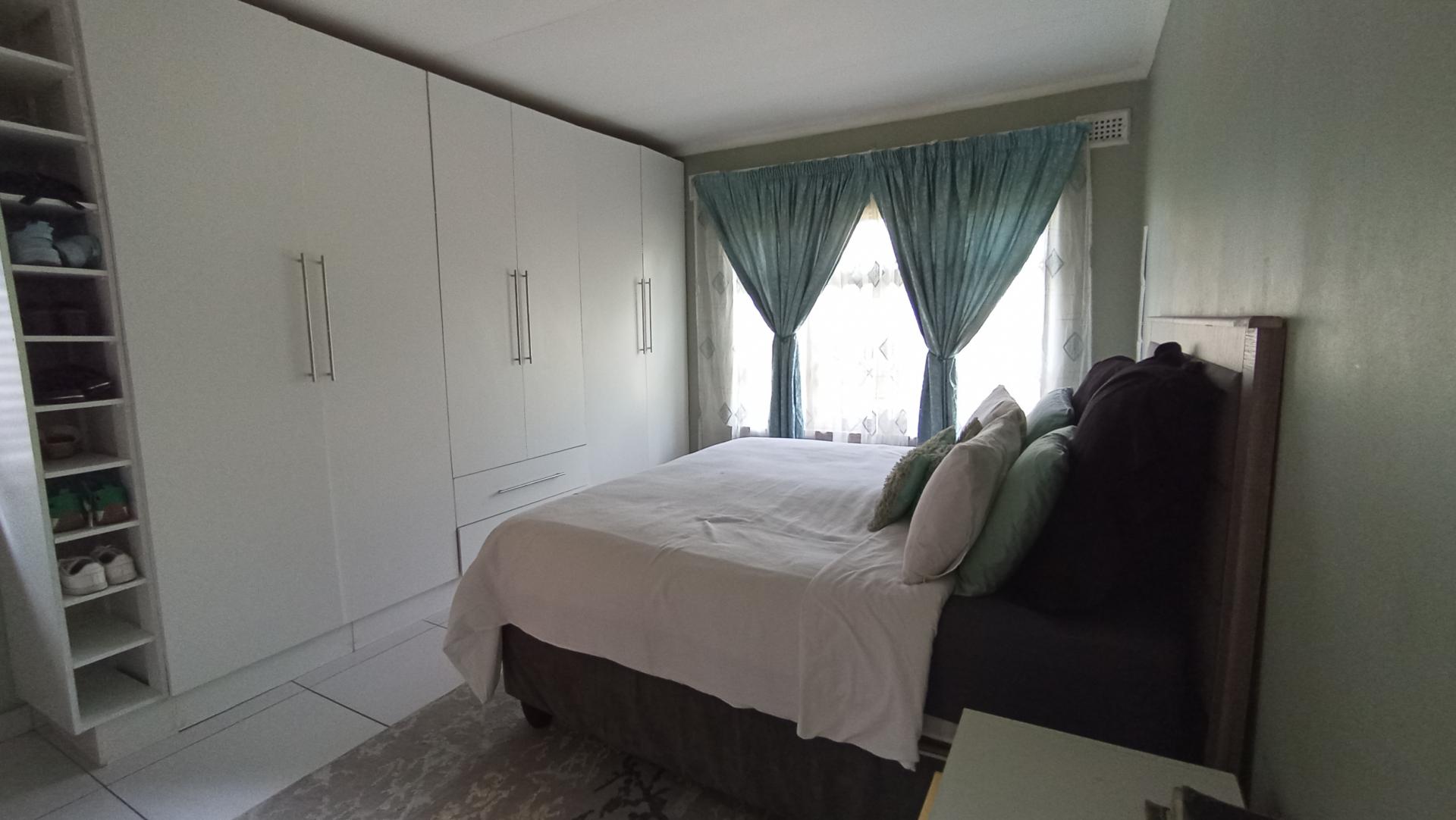 Main Bedroom - 37 square meters of property in Dawncrest