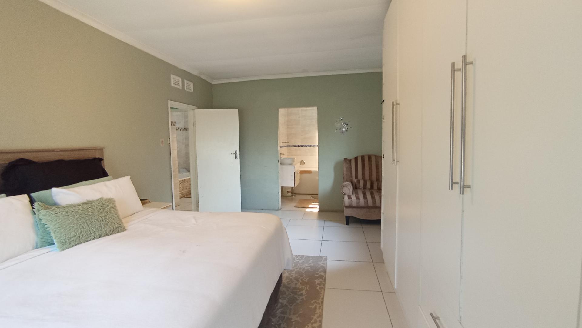 Main Bedroom - 37 square meters of property in Dawncrest