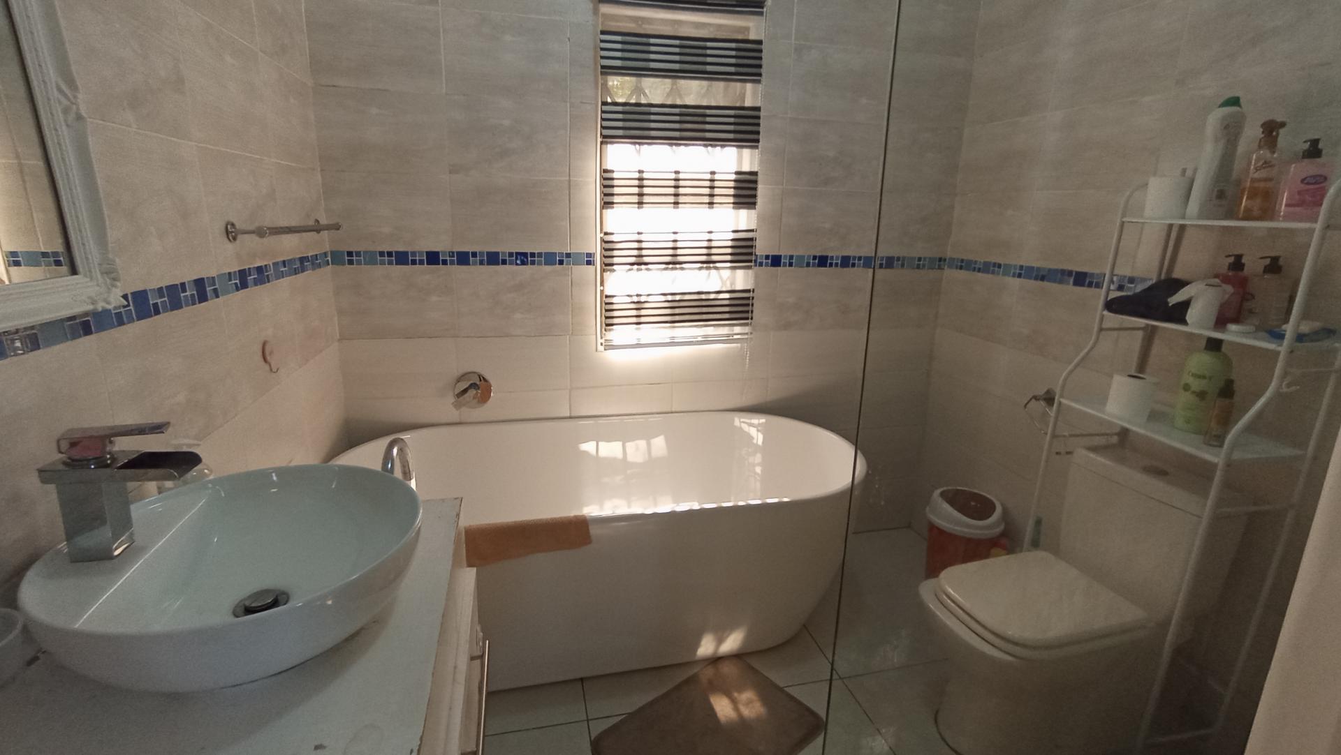 Main Bathroom of property in Dawncrest