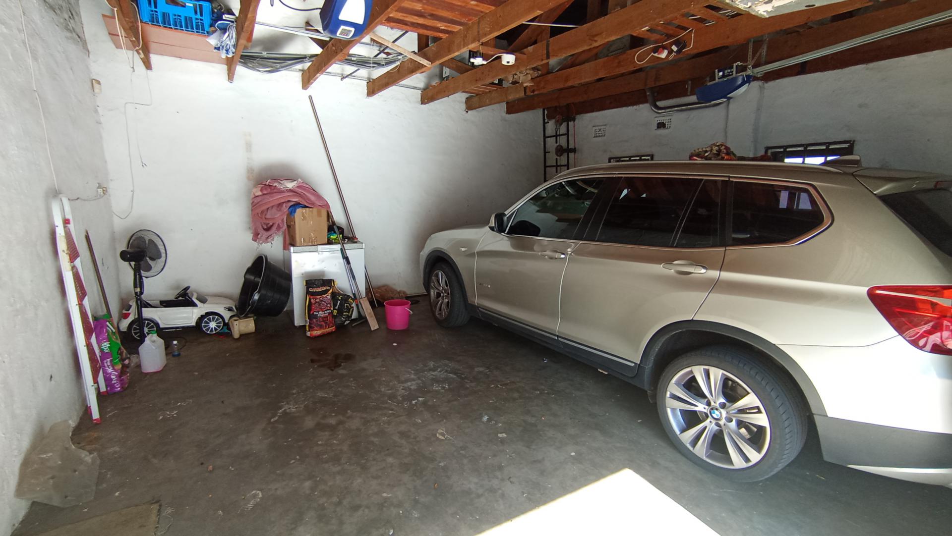 Garage - 55 square meters of property in Dawncrest
